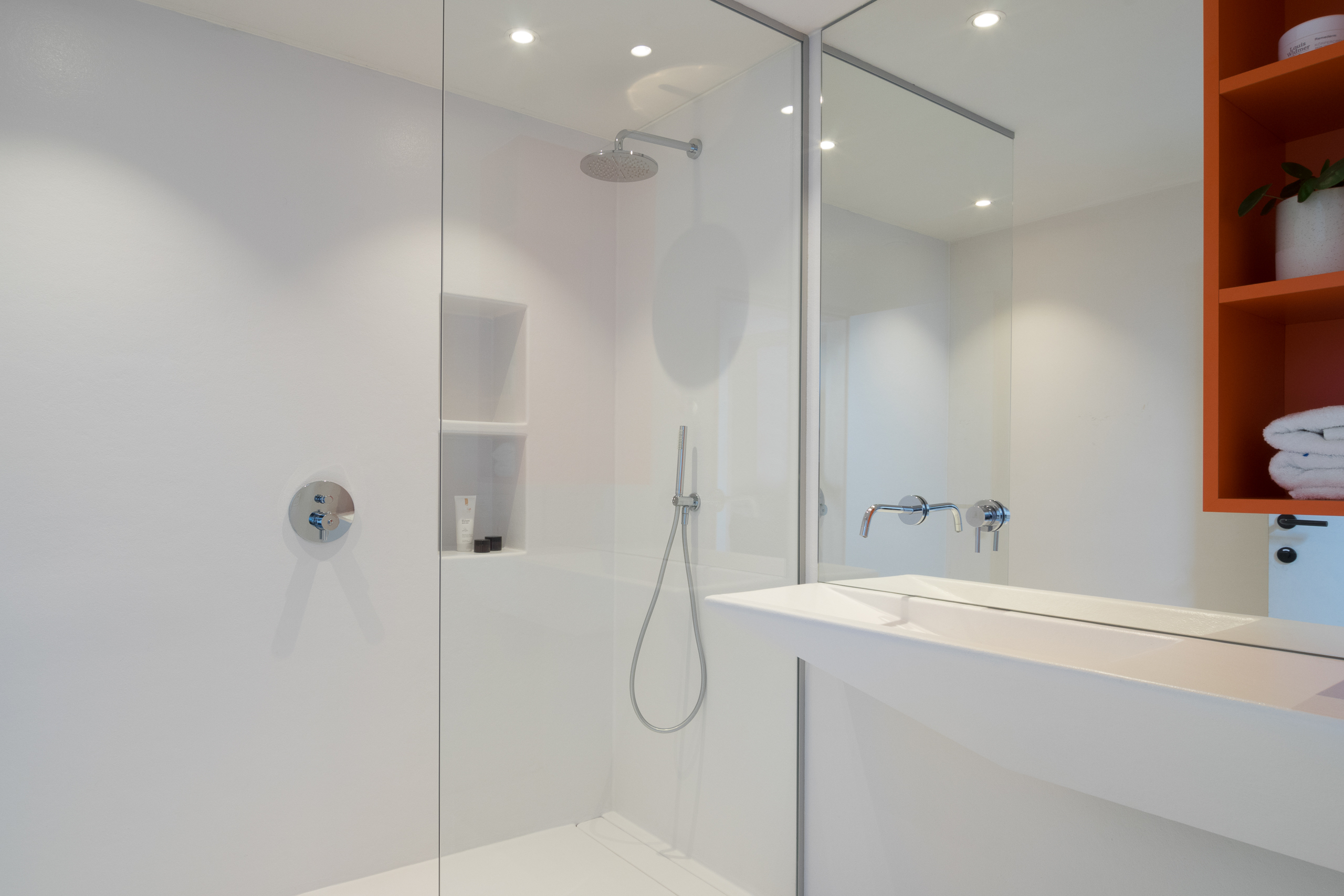 Totaalbeeld van moderne Voegloze Badkamer met kleuraccent te Veurne