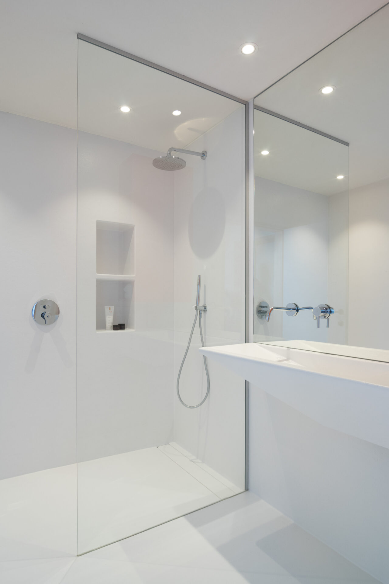 Naadloze douche met nissen in Polycoat RAL 9016 te Veurne