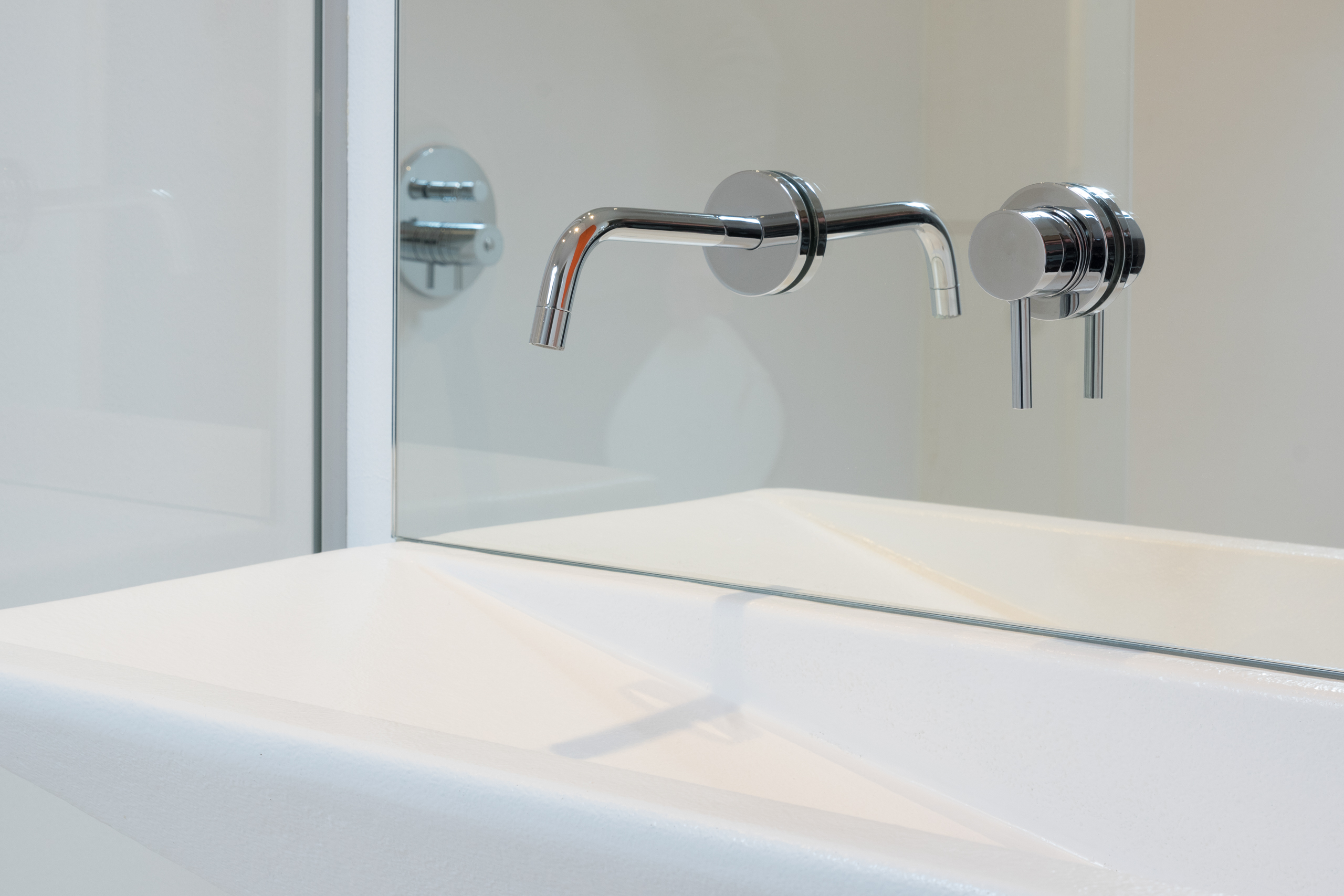 Hansgrohe kraanwerk in moderne voegloze nieuwbouwbadkamer te Veurne