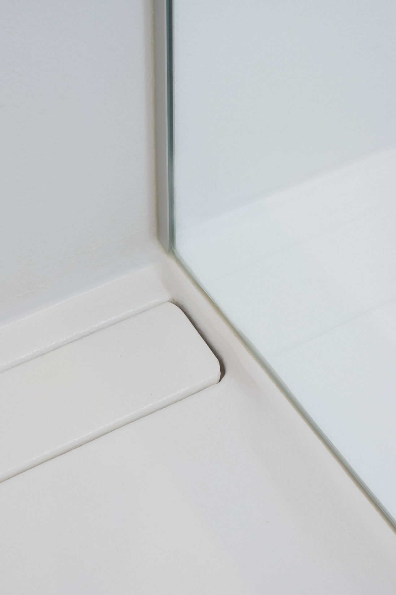 Naadloze douche met nissen in Polycoat RAL 9016 te Veurne