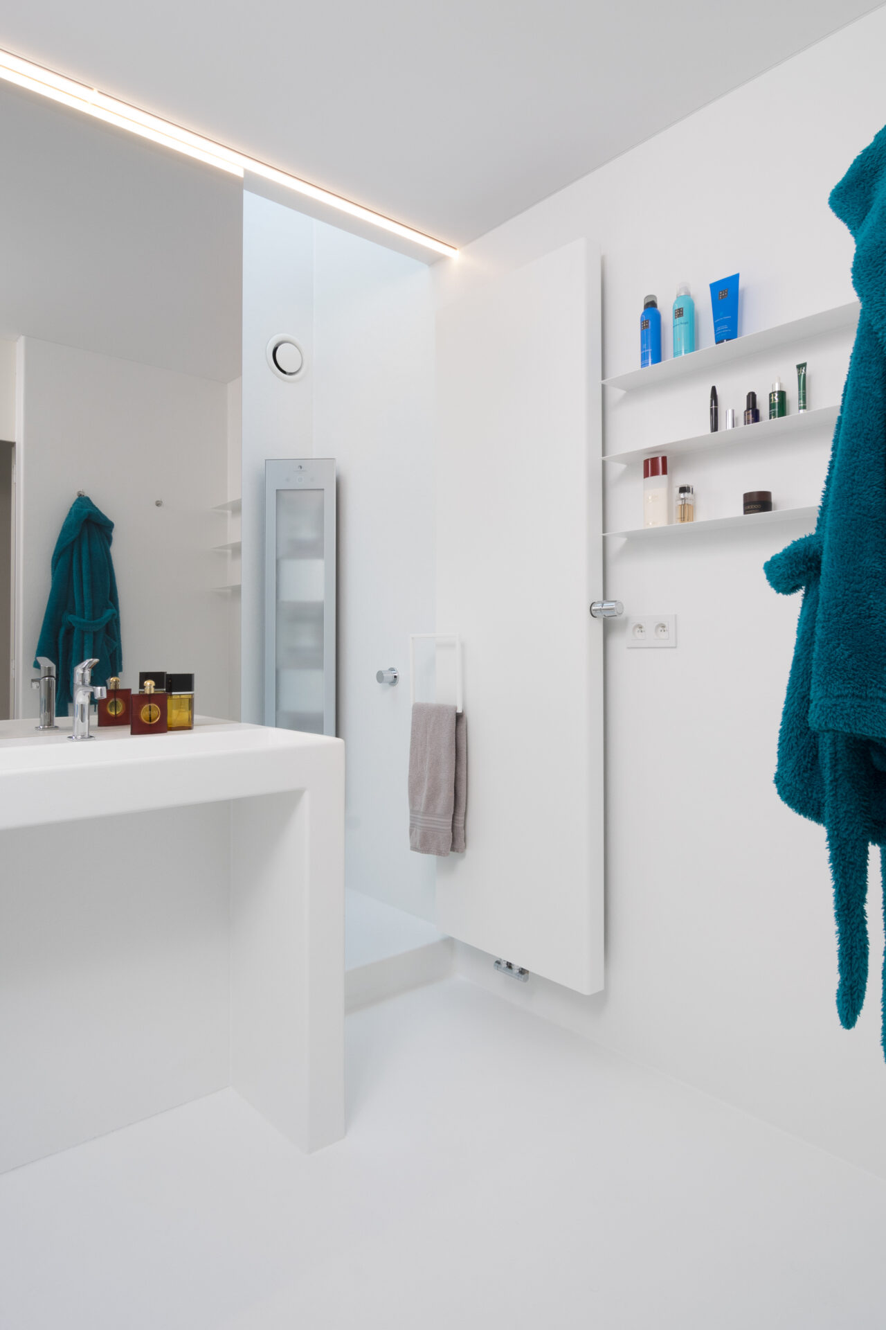 Totaalbeeld van kleine, minimalistische Voegloze Badkamer te Roeselare