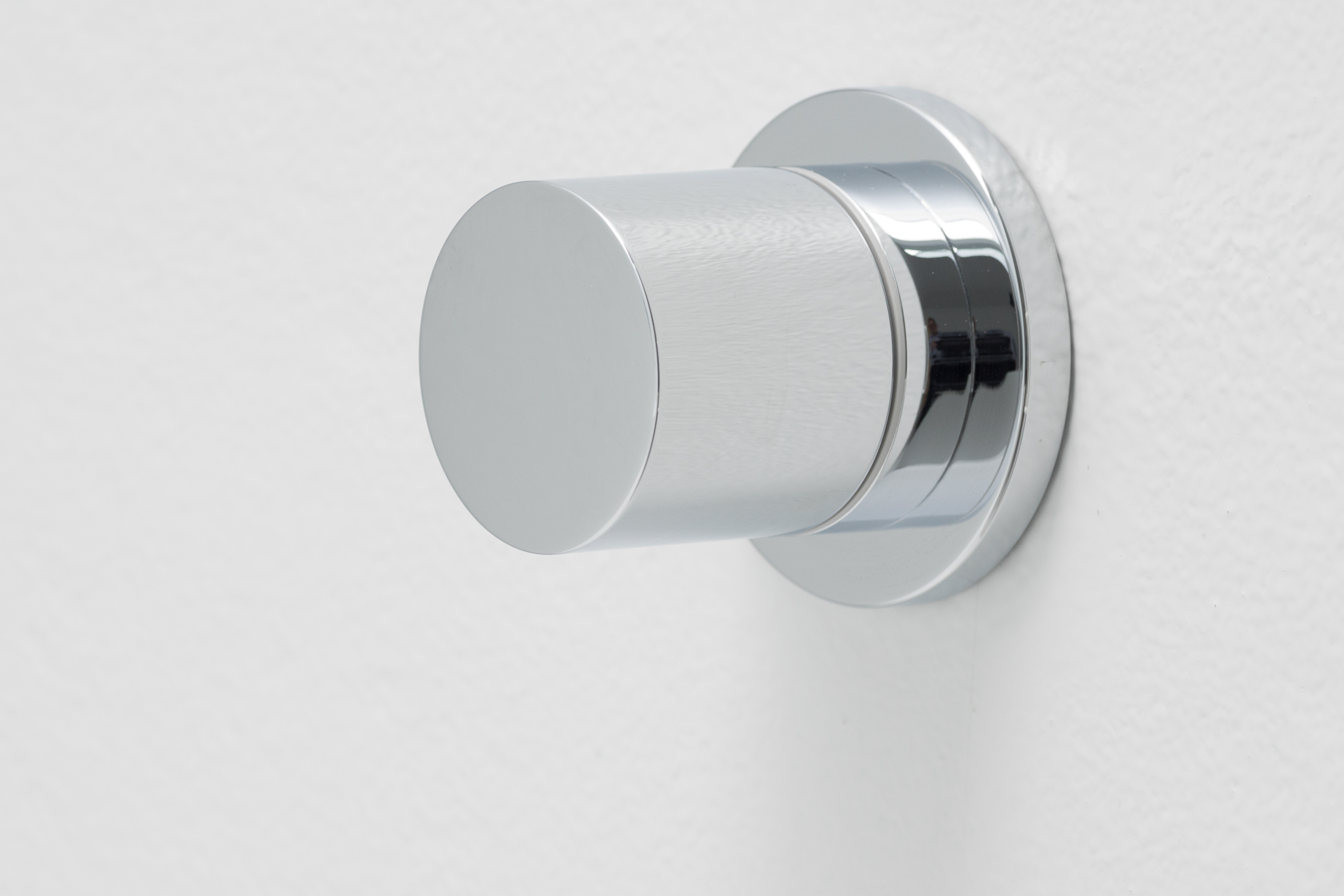 Hansgrohe éénknopsbediening in minimalistische Voegloze Badkamer te Roeselare