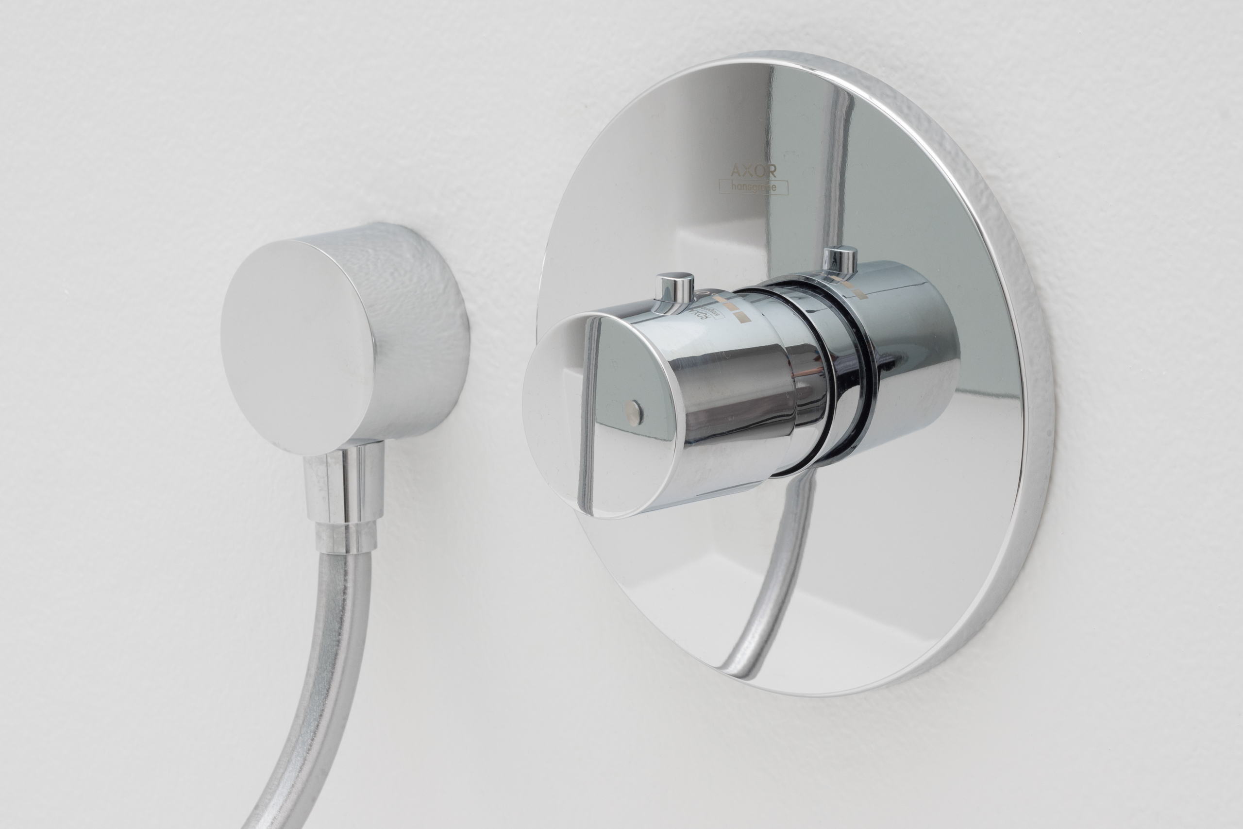 Hansgrohe éénknopsbediening in minimalistische Voegloze Badkamer te Roeselare
