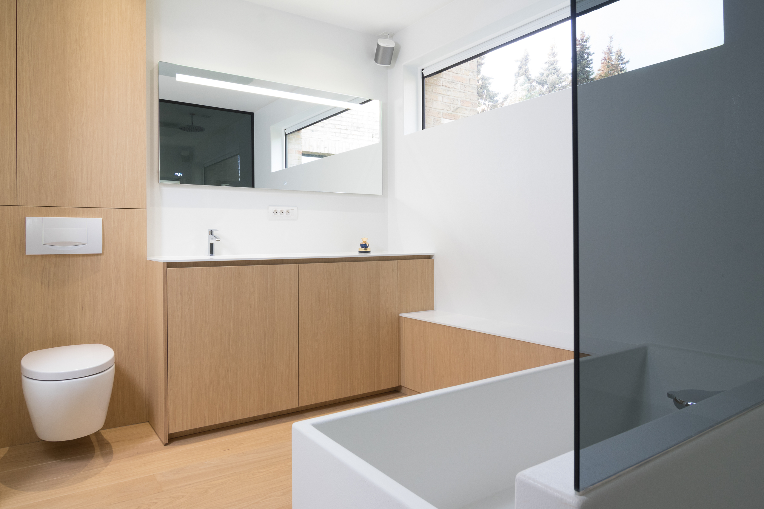 Voegloze Badkamer met natuurlijke materialen in Sint-Martens-Latem (Polycoat RAL 9016)