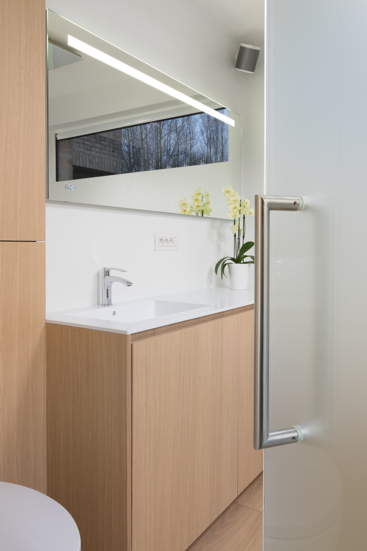 Corian wastafel met geïntegreerd werkvlak in Voegloze Badkamer te Sint-Martens-Latem