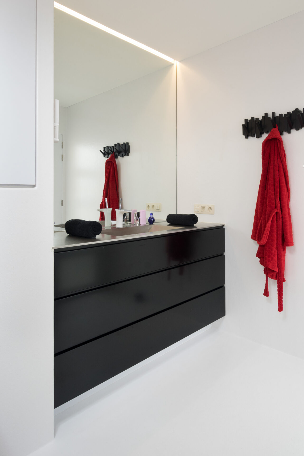 Totaalbeeld van minimalistische Voegloze Badkamer met zwart accent te Roeselare