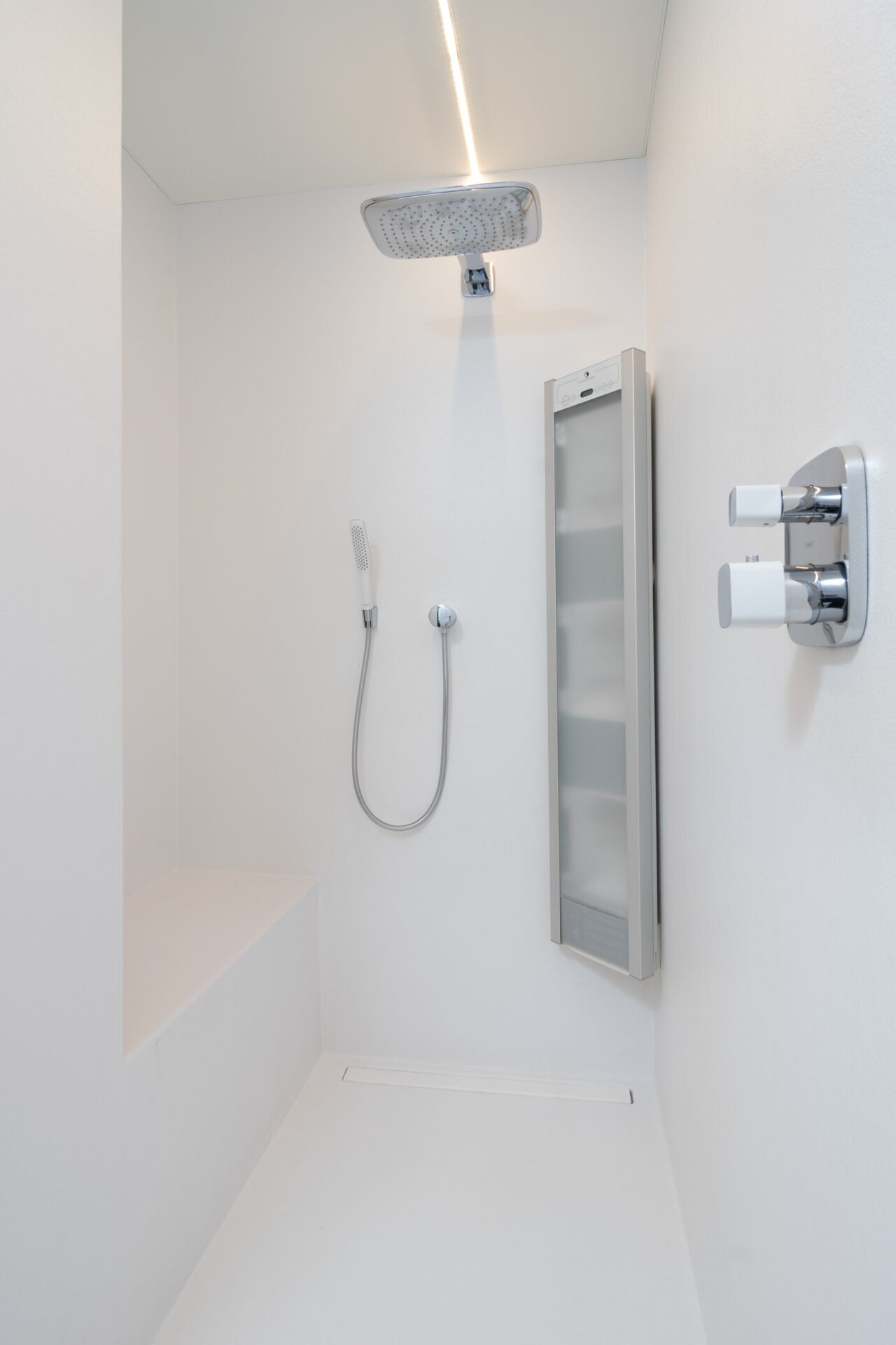 Naadloze douche met regendouche, zonnedouche en infrarood douchezuil te Roeselare