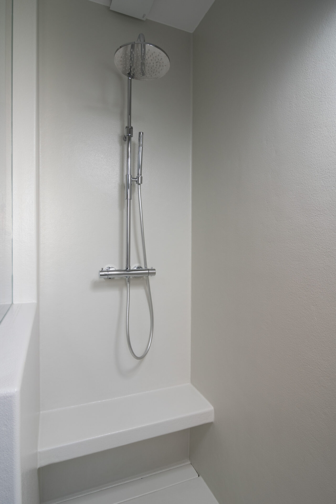 Voegloze douche met zitbank en regendouche in RAL 9002 te Menen