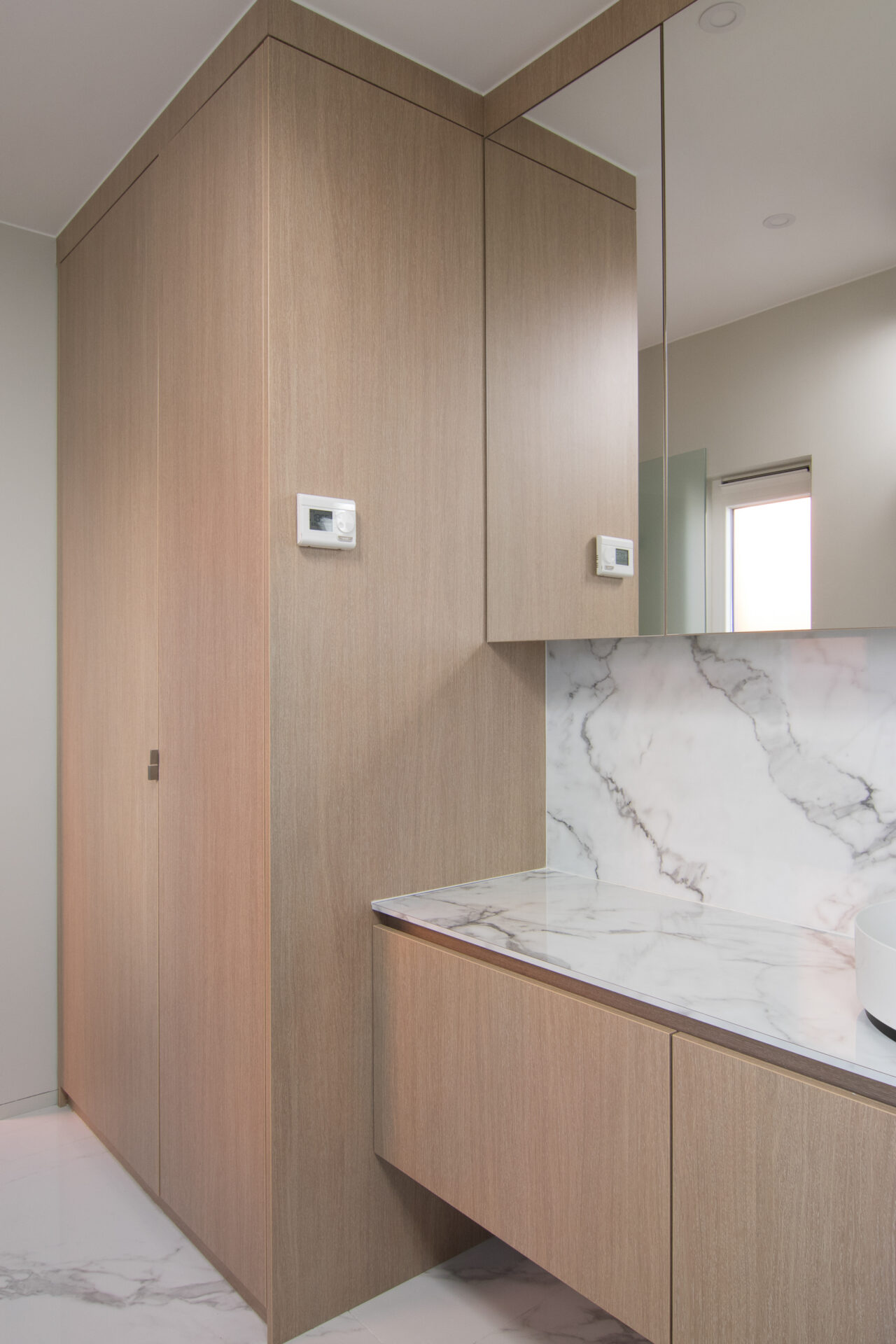 Maatwerk badkamermeubel in melamine met inox kasttrekkers te Menen