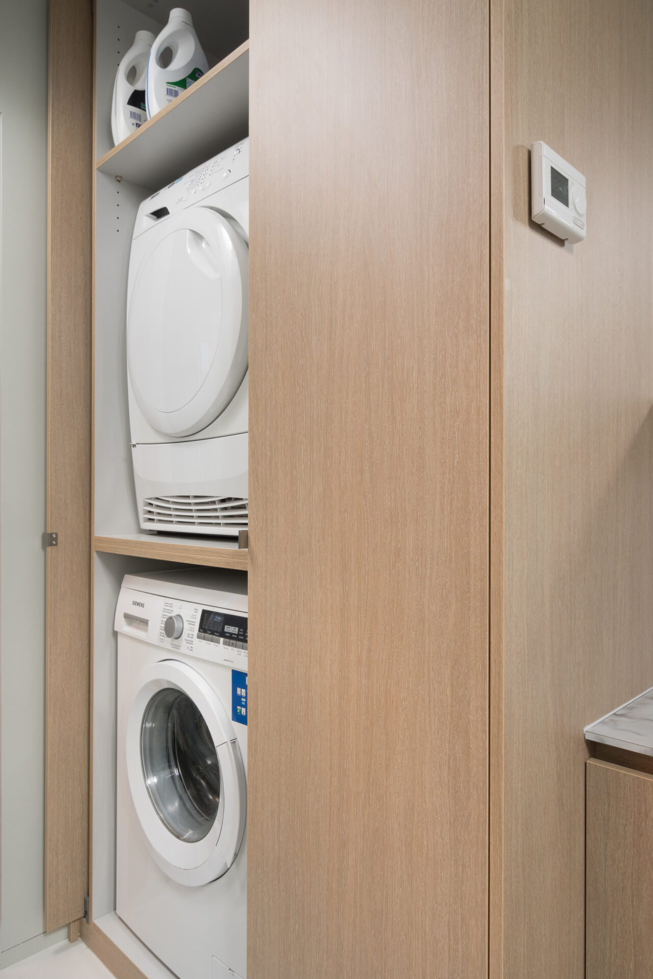 Kast op maat voor wasmachine en droogkast in badkamer te Menen