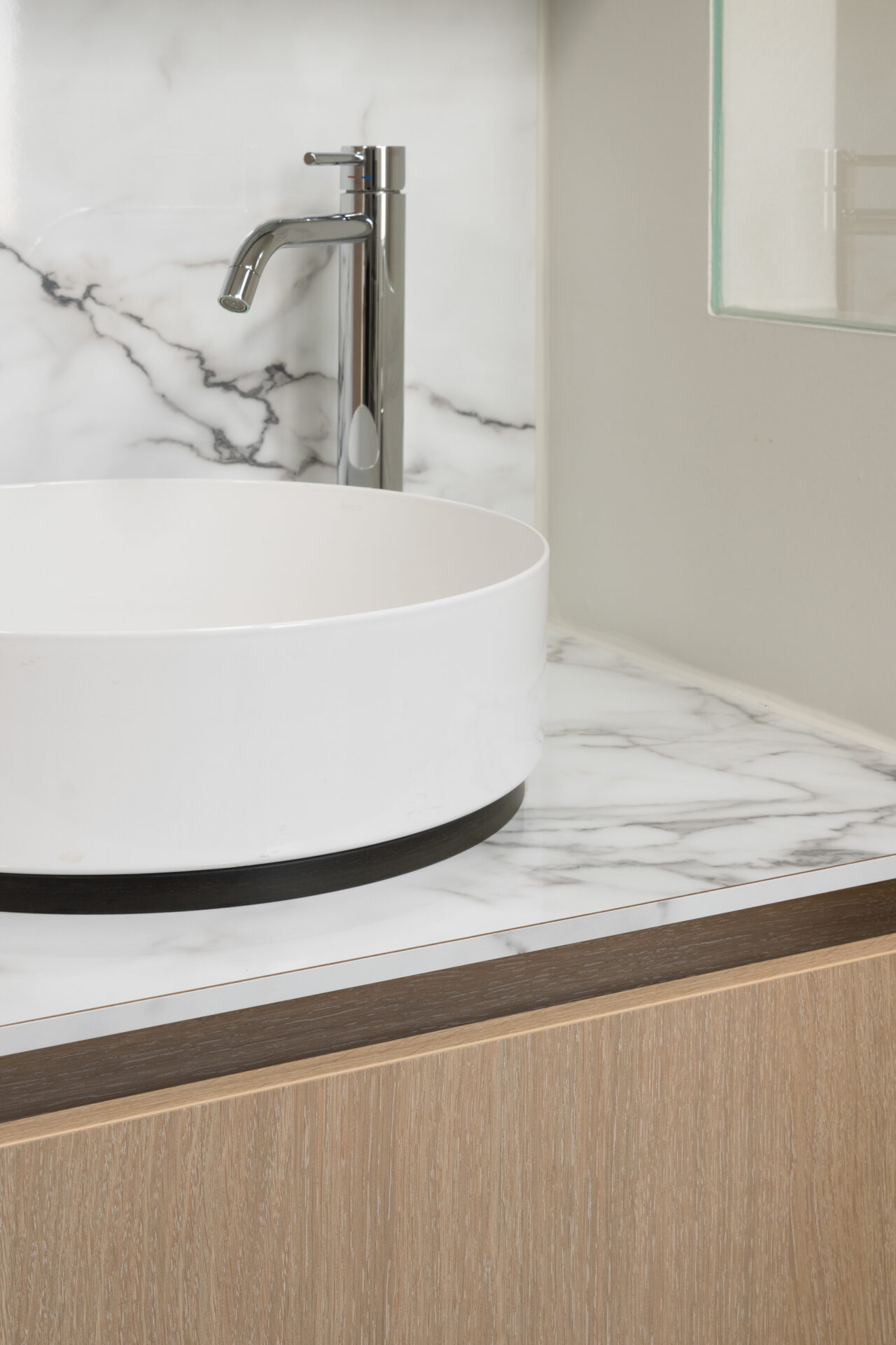 Maatwerk badkamermeubel in melamine met inox kasttrekkers te Menen