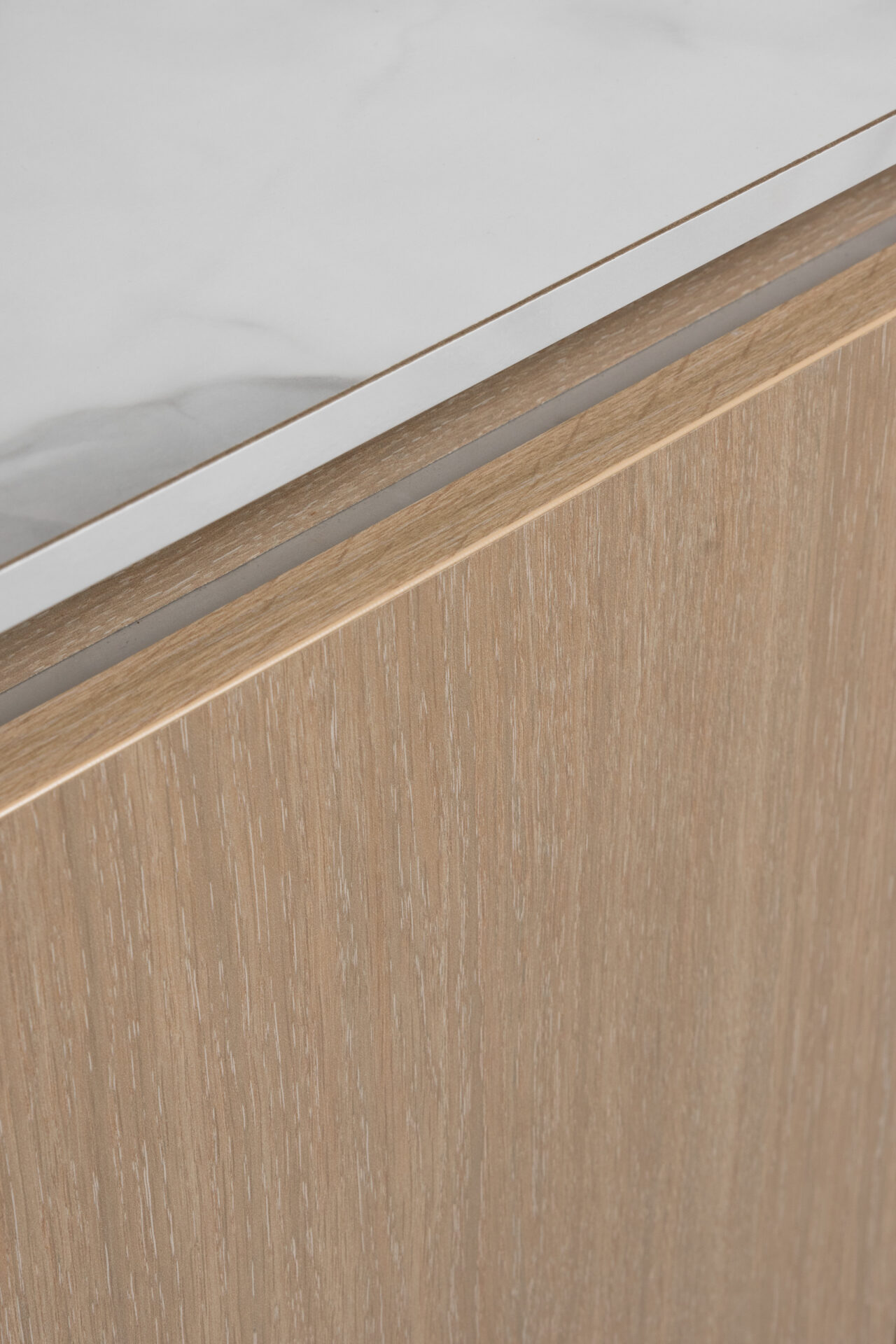 Maatwerk badkamermeubel in melamine met inox kasttrekkers te Menen