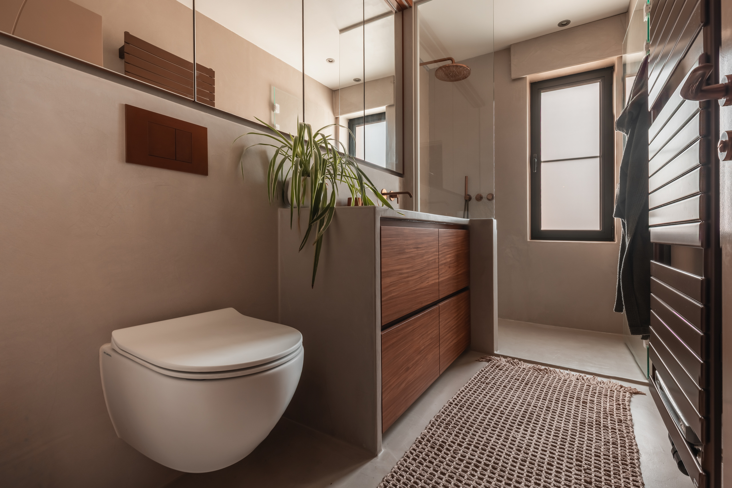 Voegloze leefbadkamer in Polynature Sea Shore met bronzen kraanwerk te Menen