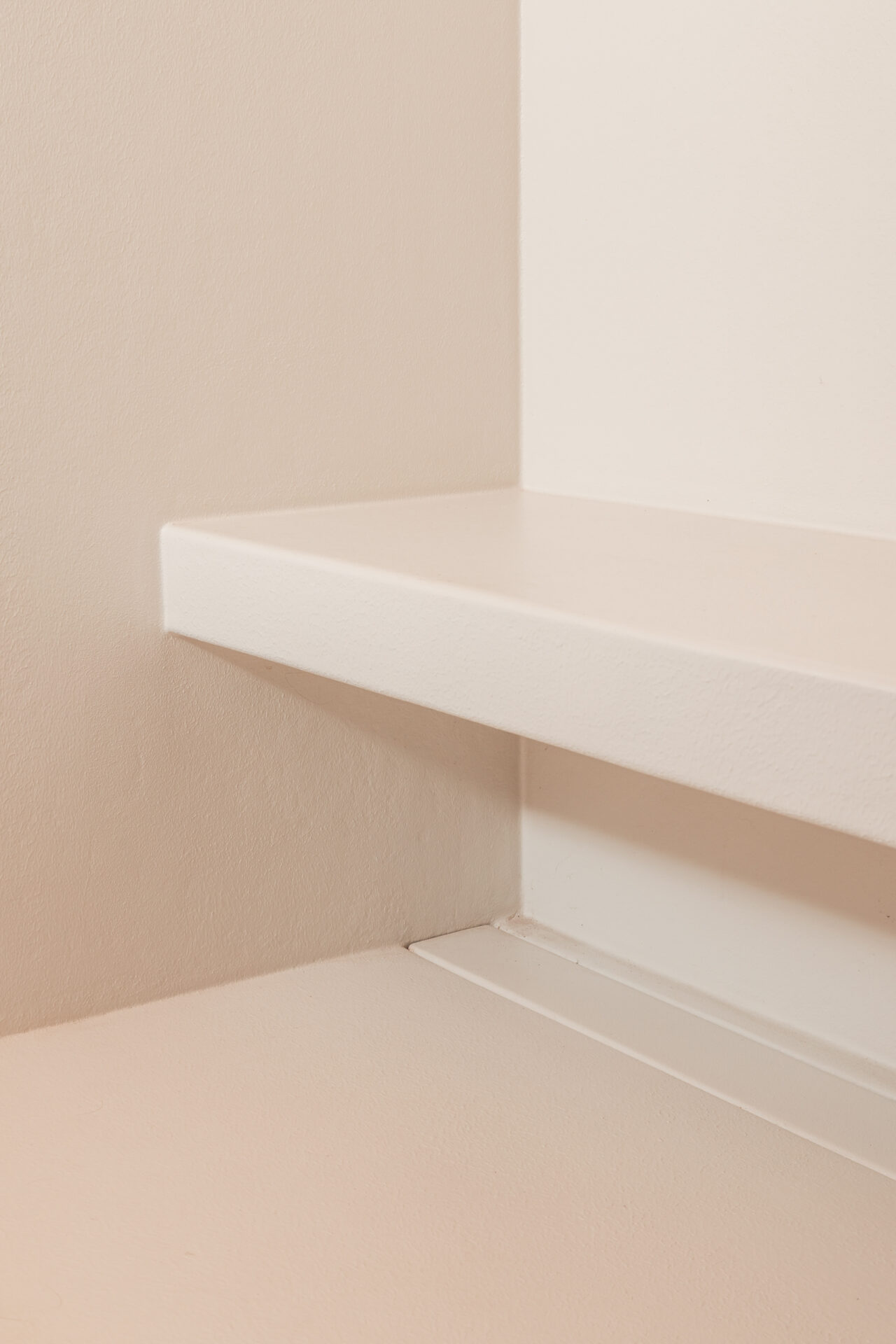 Comfortabele inloopdouche met zitbank in Voegloze Badkamer te Menen