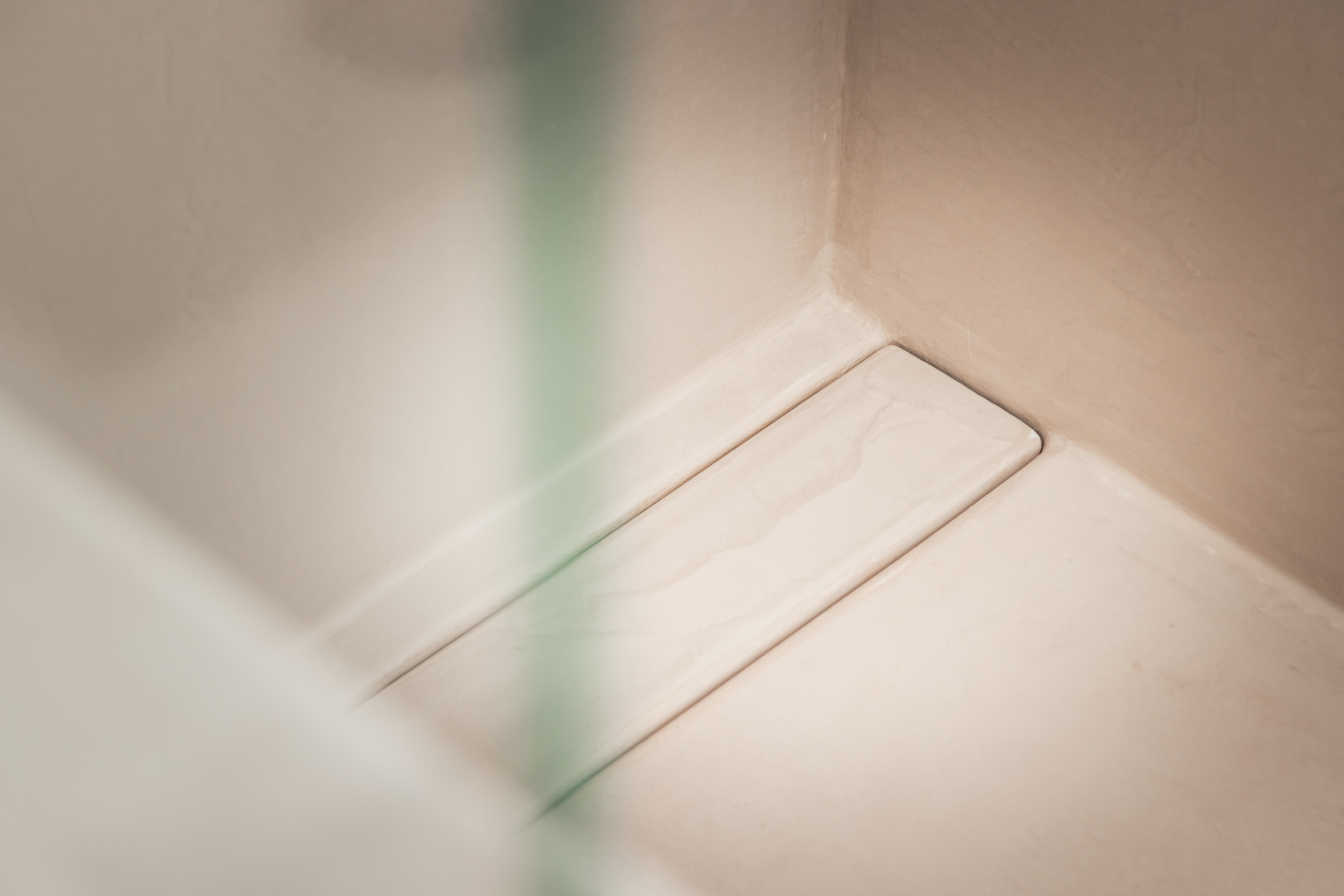 Comfortabele inloopdouche met zitbank in Voegloze Badkamer te Menen