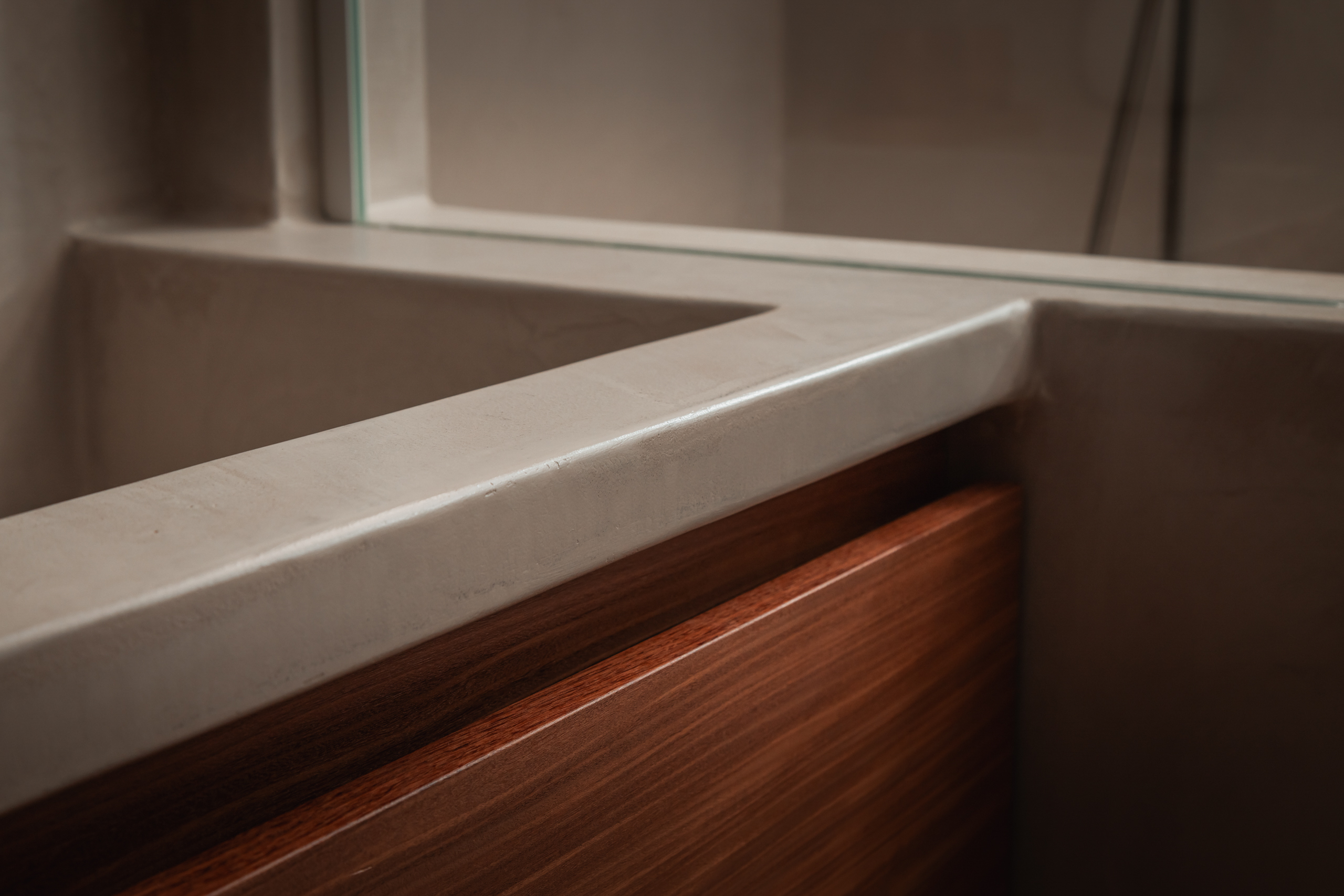 Wastafelzone met bronzen kraanwerk in Polynature badkamer te Menen
