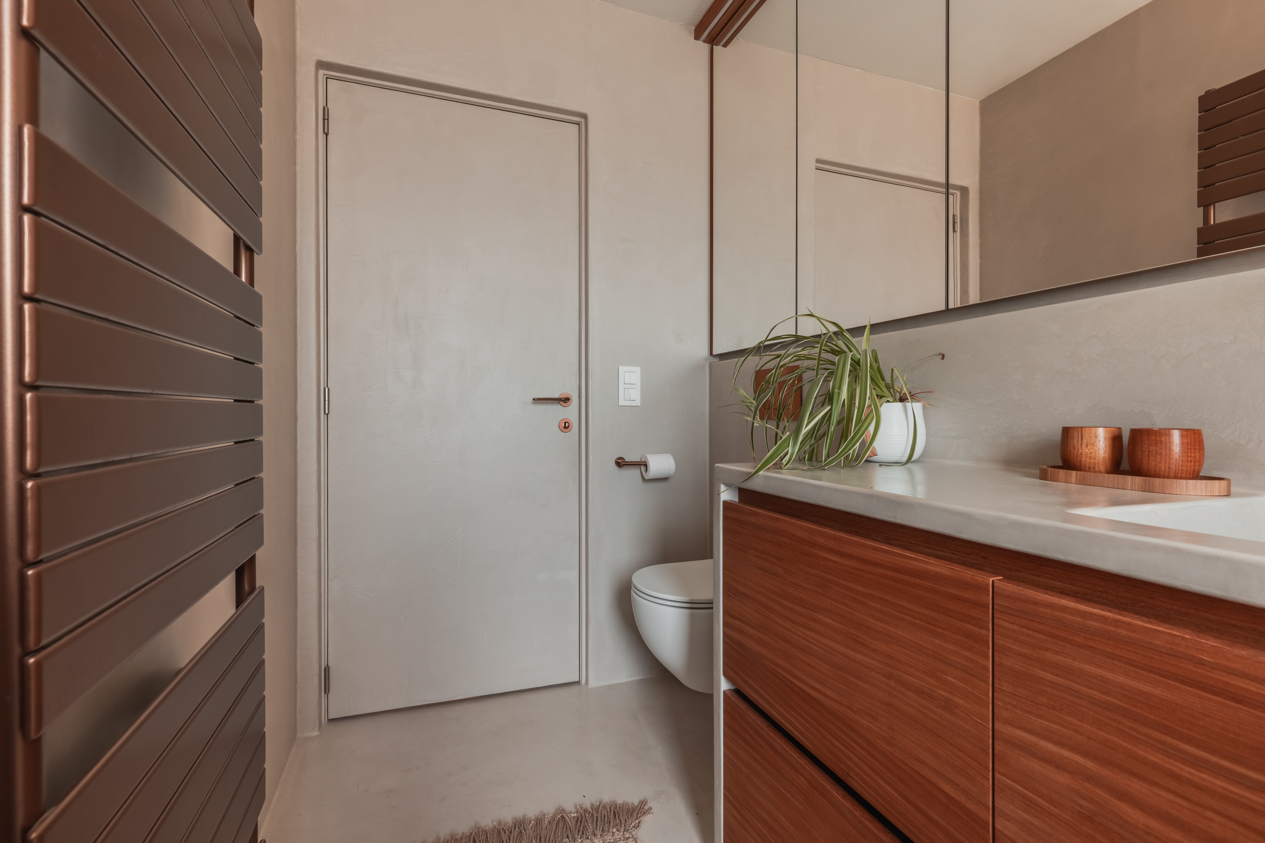 Discreet geïntegreerd toilet in open Voegloze Badkamer te Menen