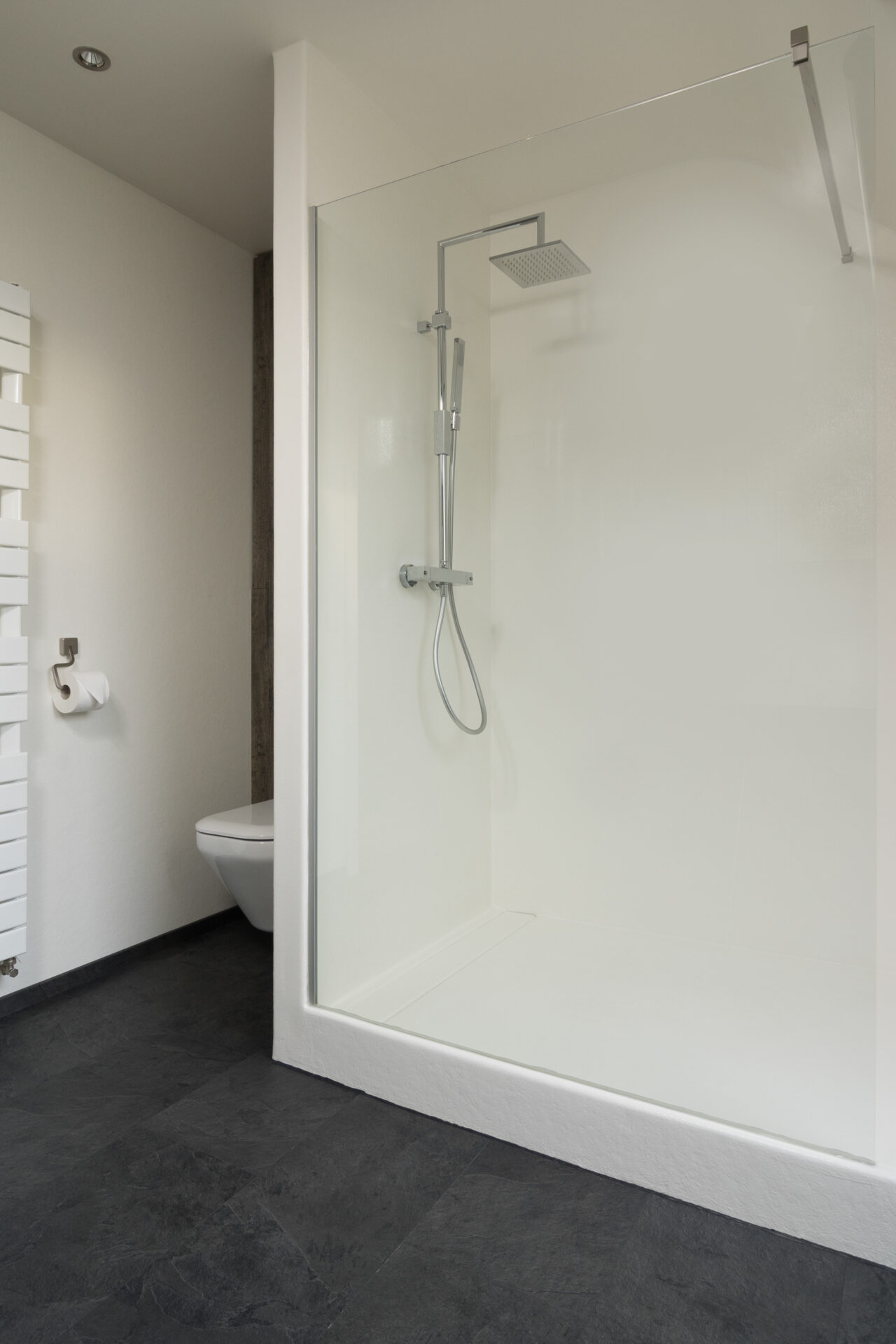 Douche met zitbank en glazen wand op maat in Voegloze Badkamer te Geluwe