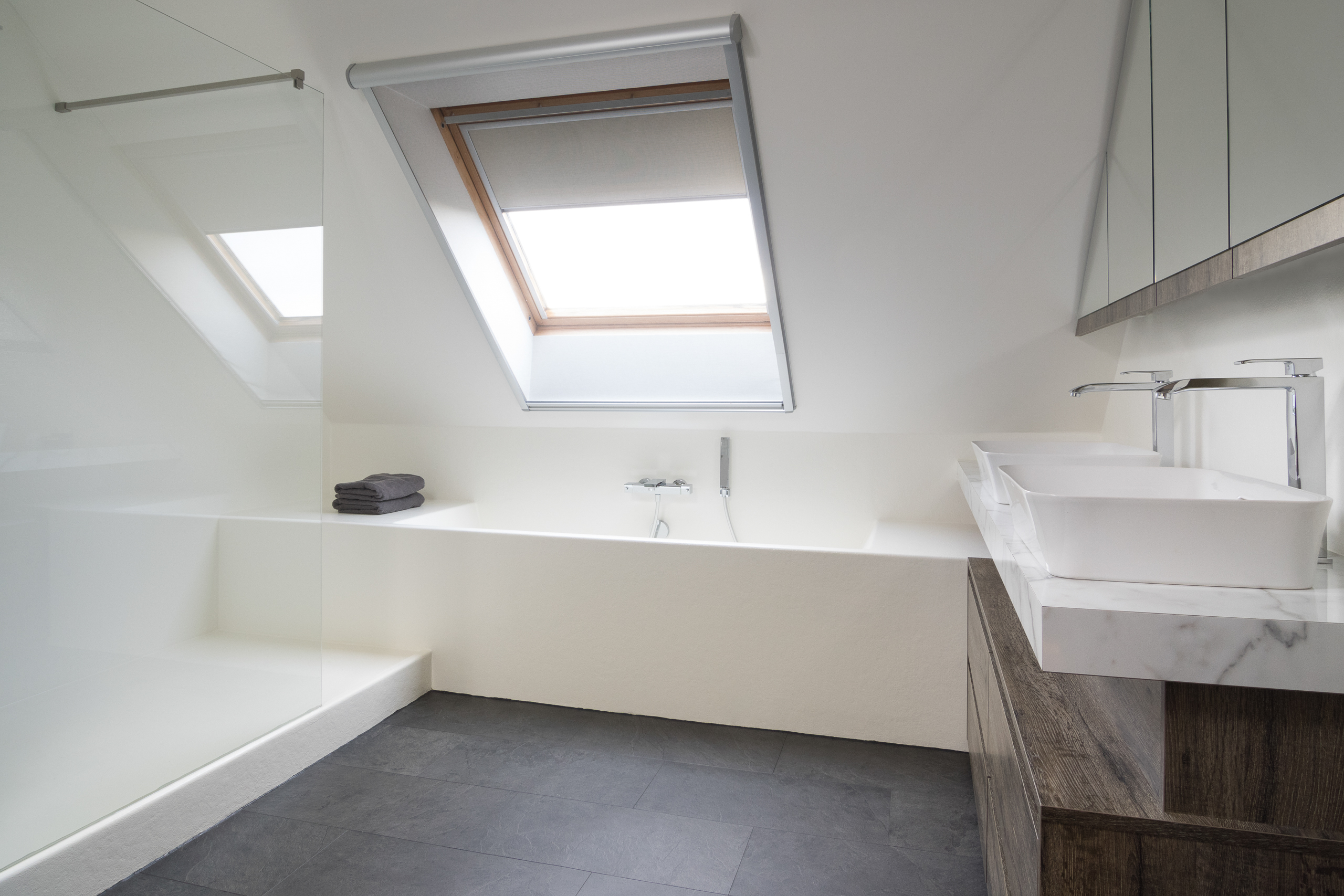 Stijlvolle Voegloze Badkamer met maatwerkmeubels in Geluwe (Polycoat RAL 1013)