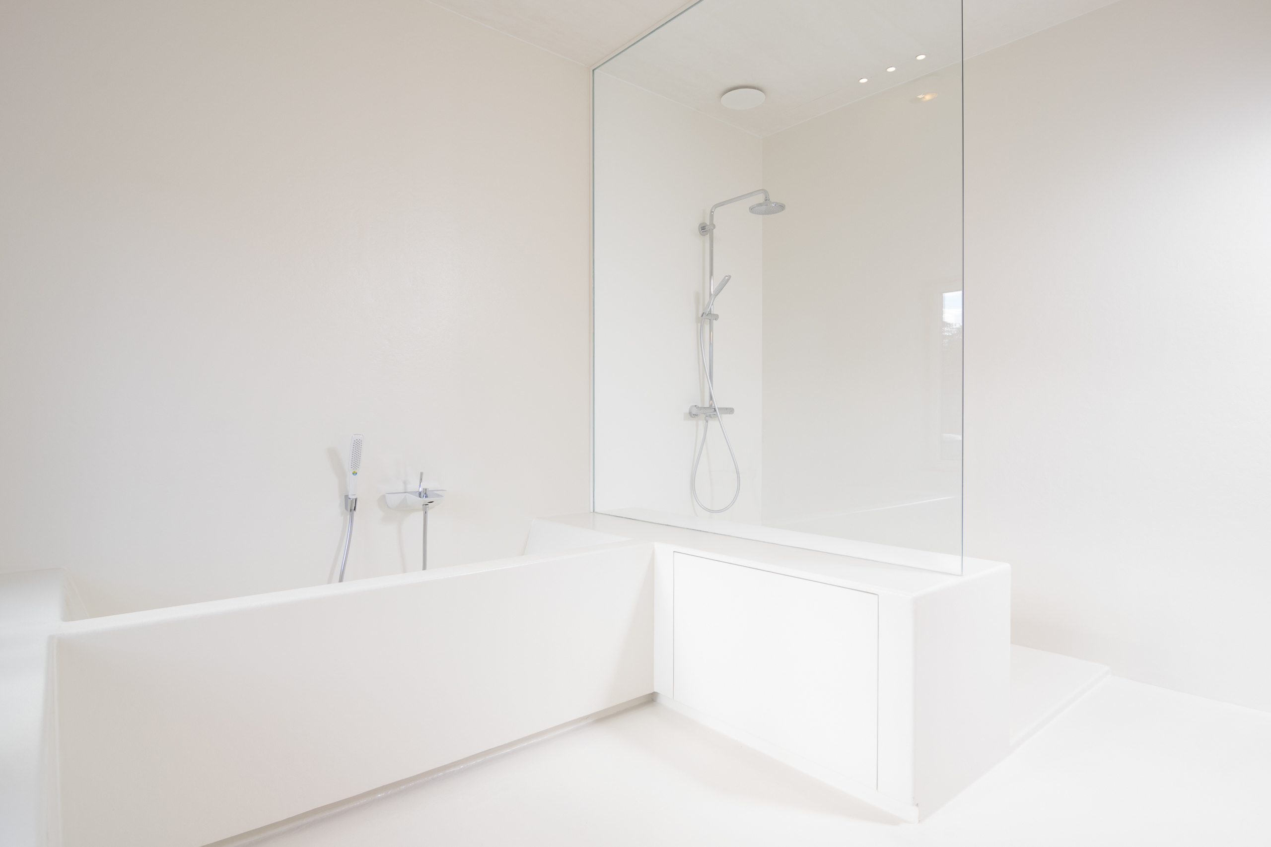 Luxueuze voegloze polyester badkamer in herenhuis te Kortrijk in Polycoat RAL 9003