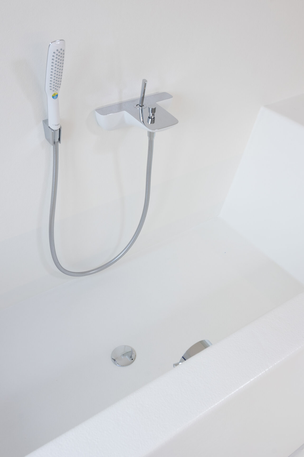 Luxueuze voegloze polyester badkamer in herenhuis te Kortrijk in Polycoat RAL 9003