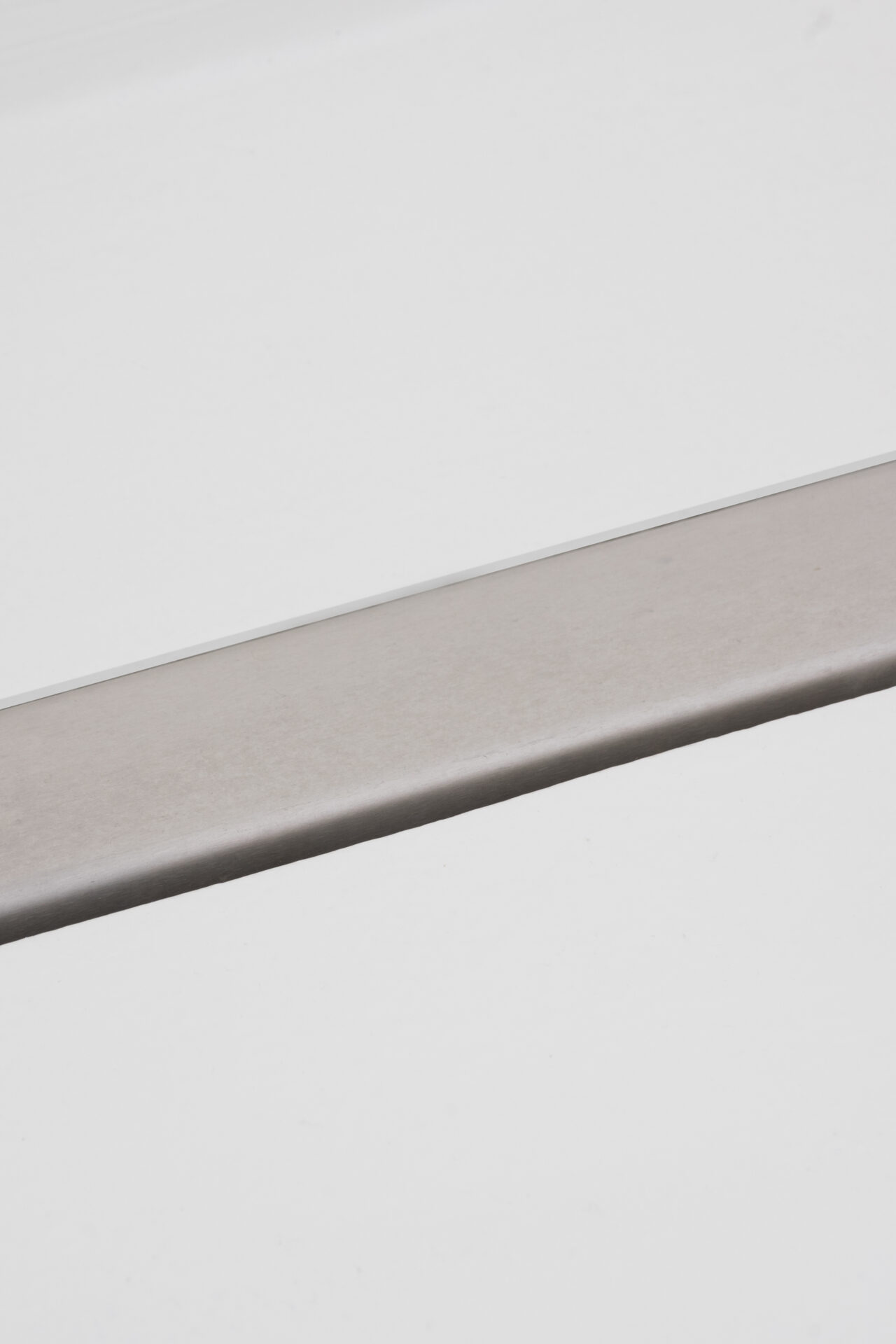Naadloze Polycoat afwerking RAL 9003 in natte zone van herenhuis te Kortrijk