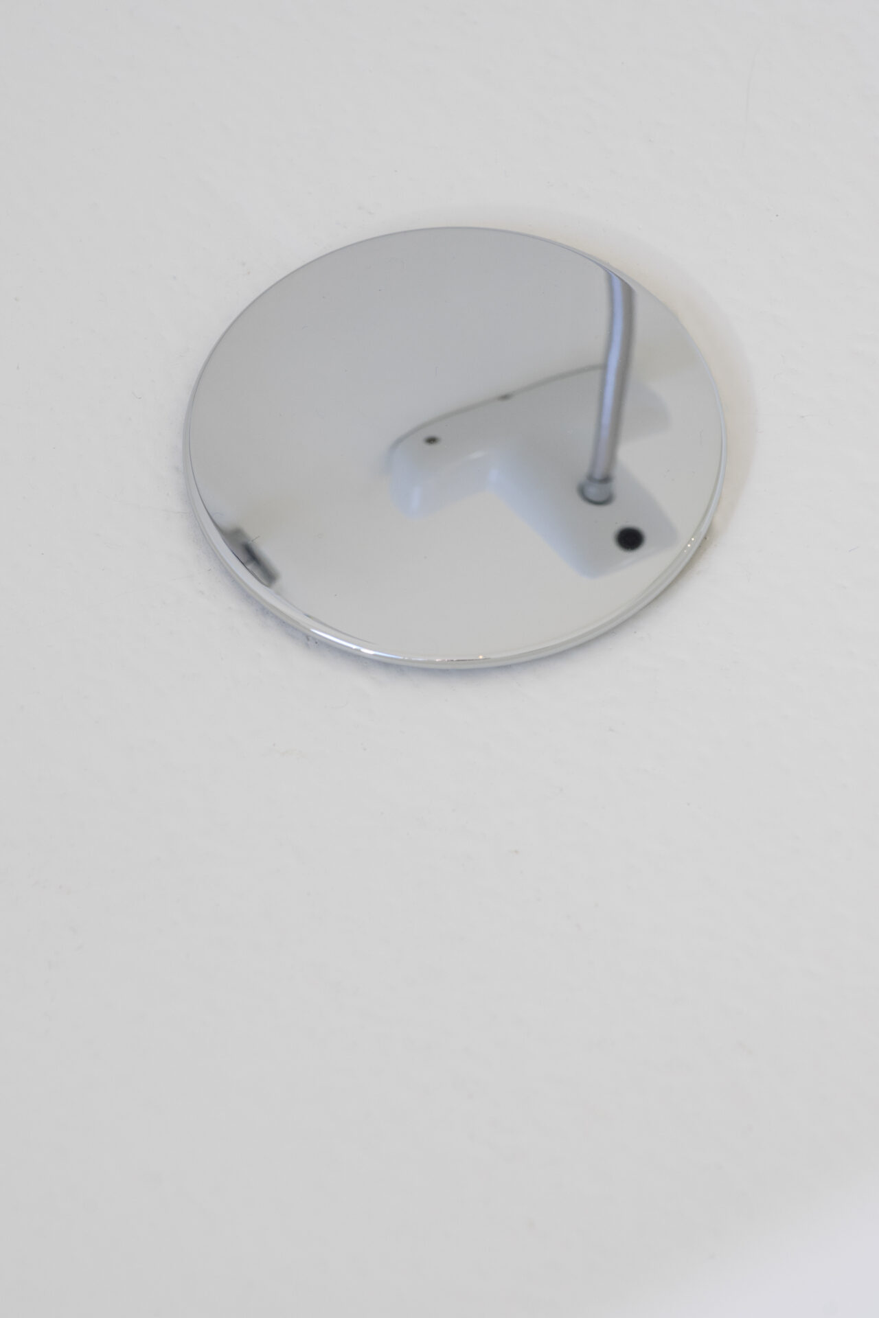 Naadloze Polycoat afwerking RAL 9003 in natte zone van herenhuis te Kortrijk