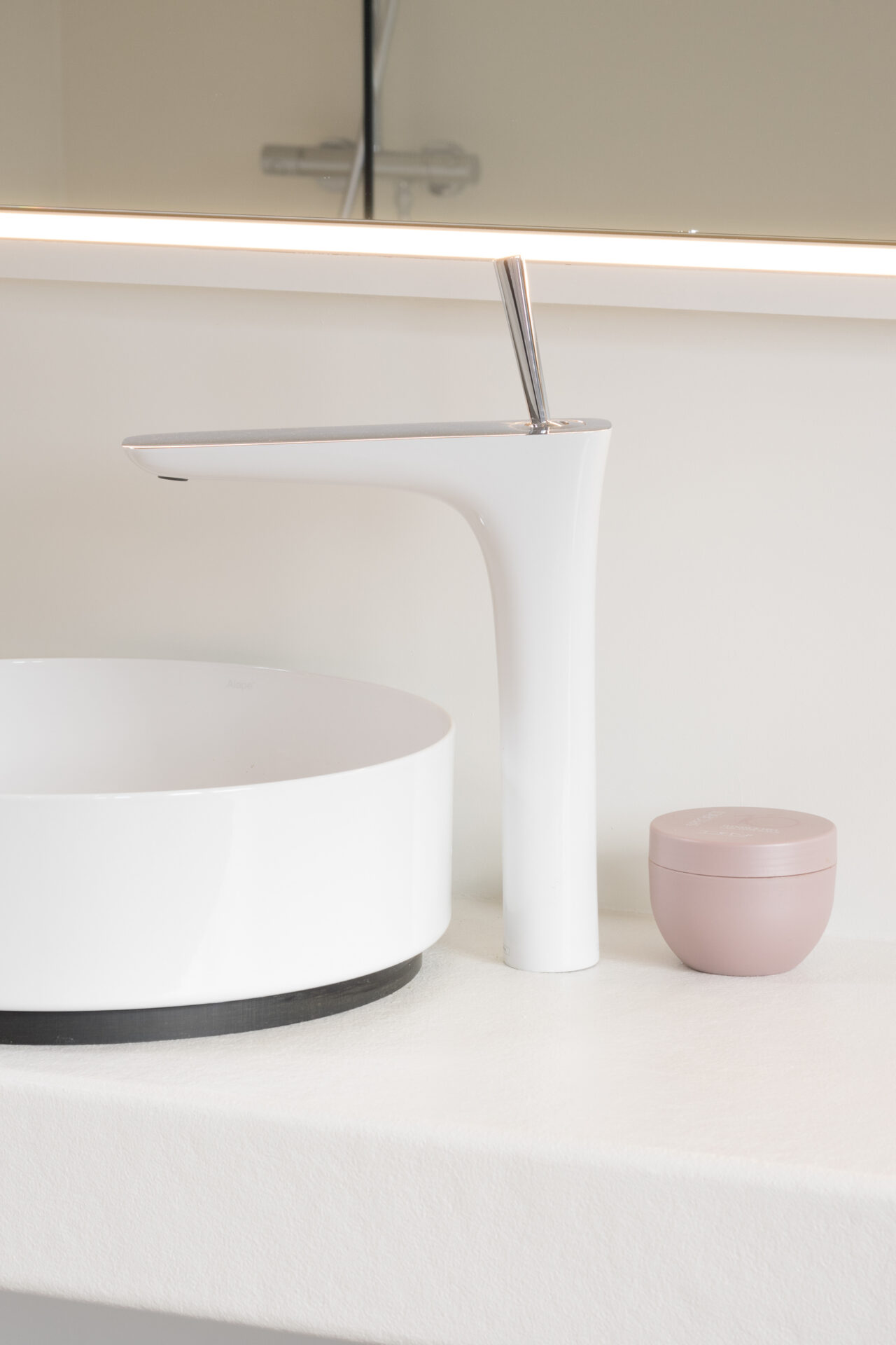 Stalen opbouwwaskom van Alape met wit Hansgrohe kraanwerk in badkamer te Kortrijk