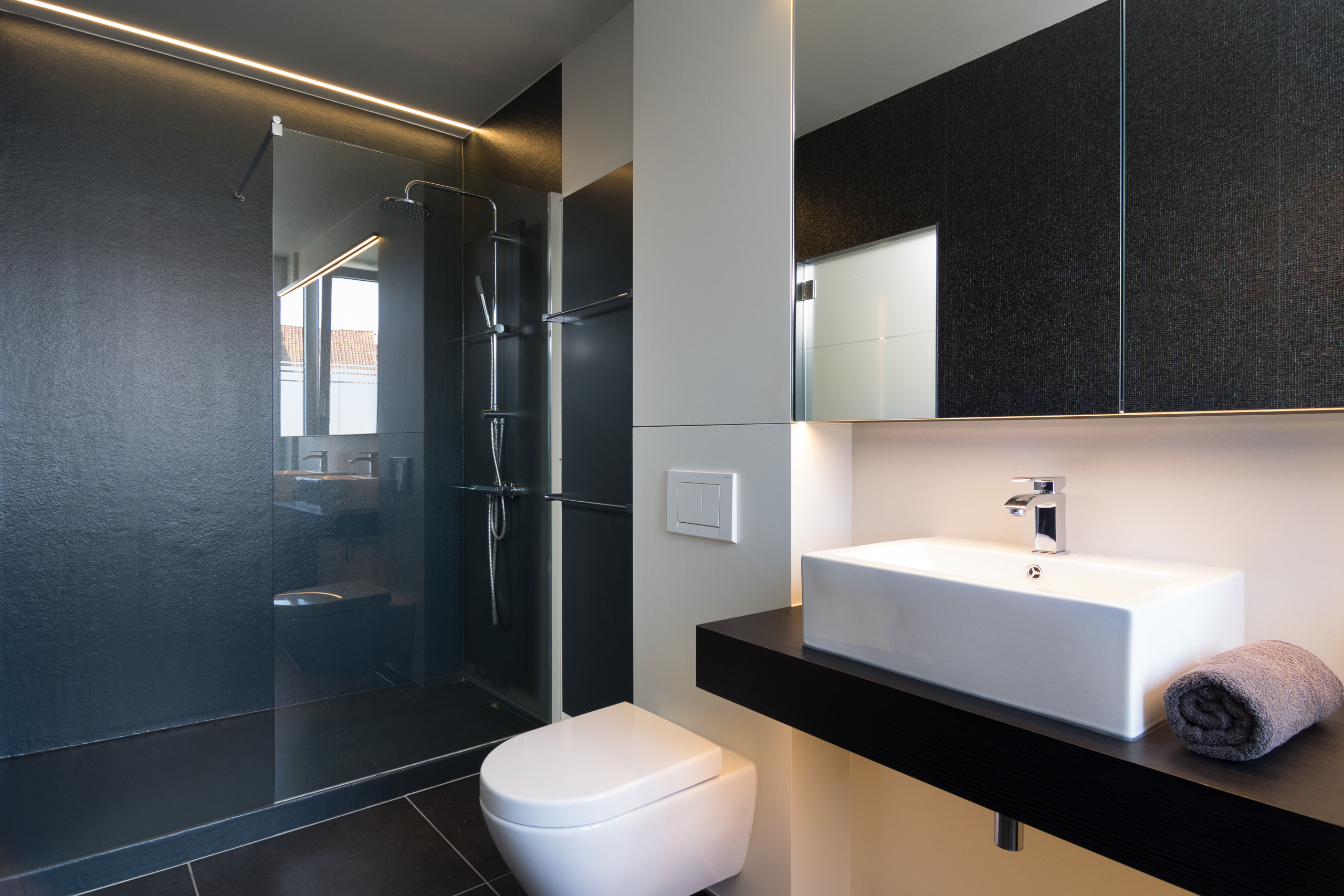 Minimalistische voegloze douche in Lauwe met Polycoat RAL 7043