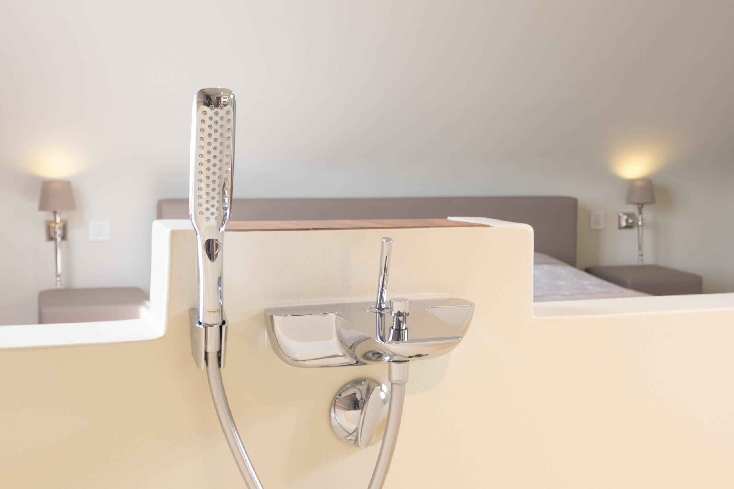 Op maat gemaakt bad bij de slaapkamer in voegloze masterbedroom te Ledegem