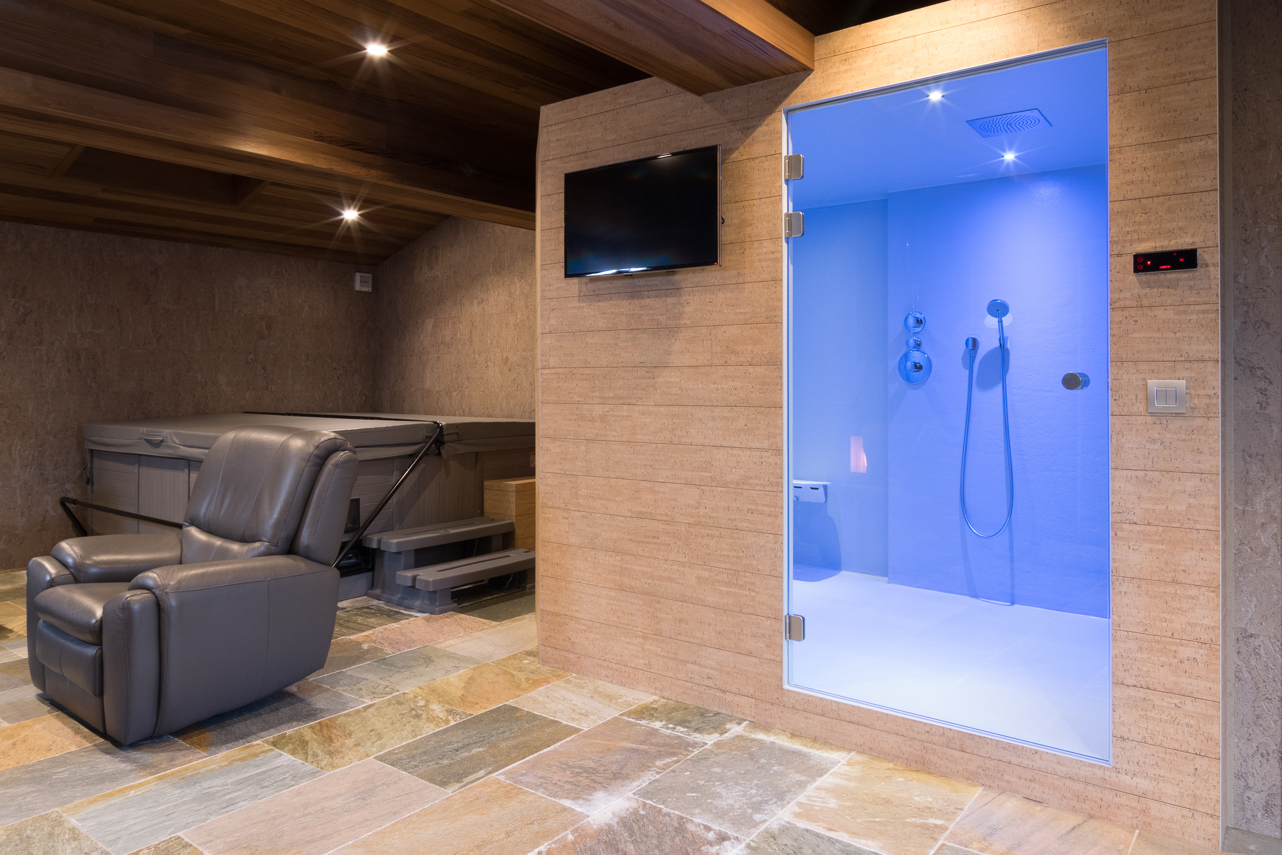 Voegloze wellnessruimte met stoomcabine en polyester douche in RAL 7035 te Rumbeke