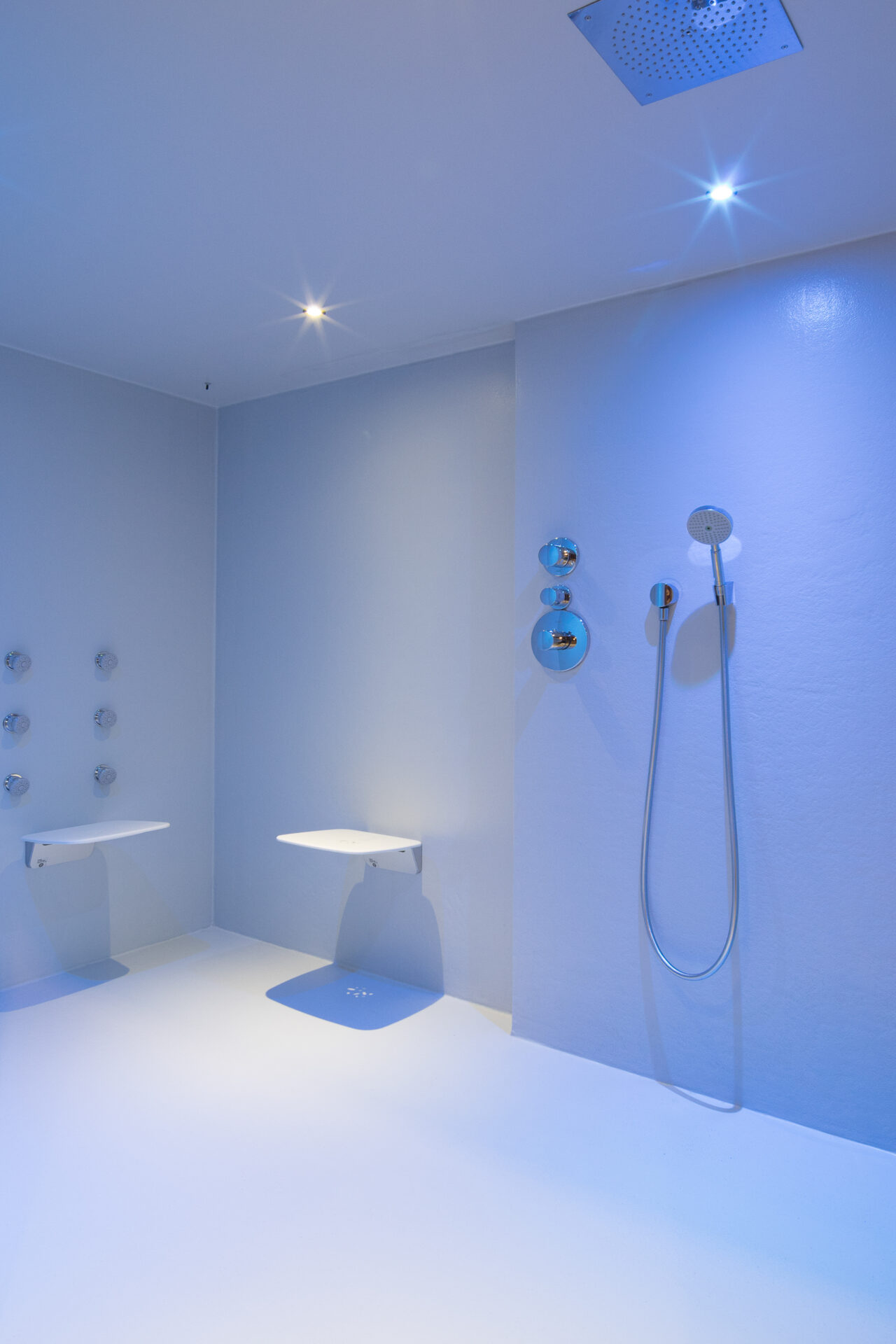 Ruime stoomcabine groot genoeg voor een massagetafel in wellnessruimte te Rumbeke