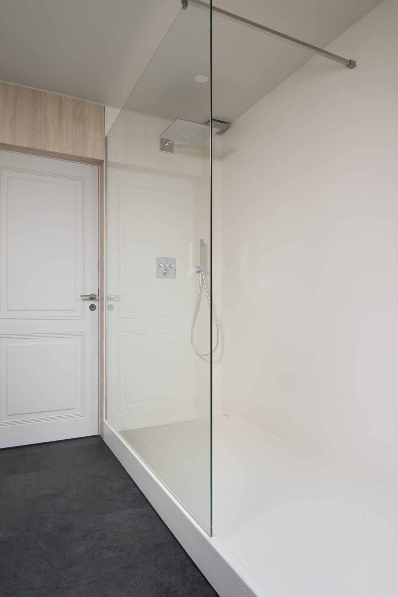 Inloopdouche met Grohe regendouche in Voegloze Badkamer te Wevelgem