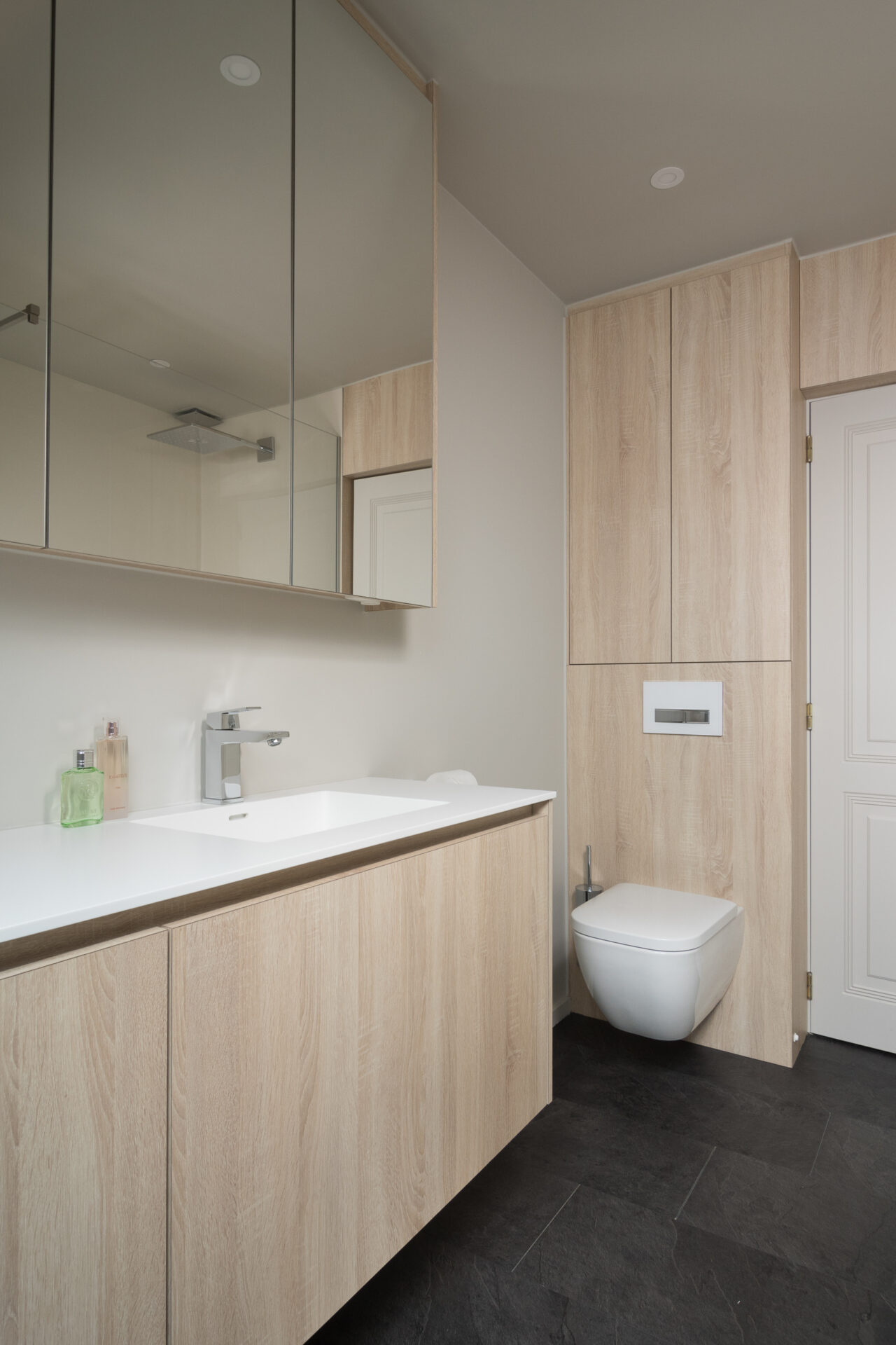 Compact Villeroy & Boch toilet in Voegloze Badkamer te Wevelgem