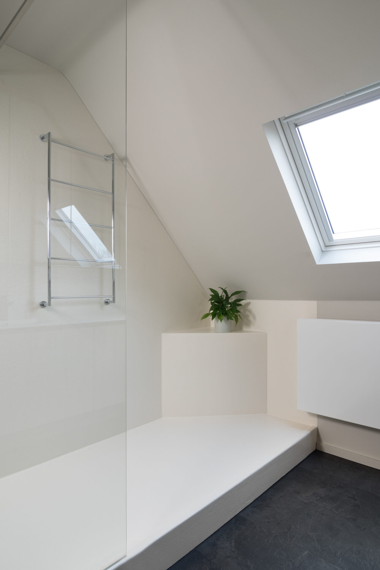 Voegloze Badkamer op maat met schuine wanden in Wevelgem met Polycoat RAL 9010