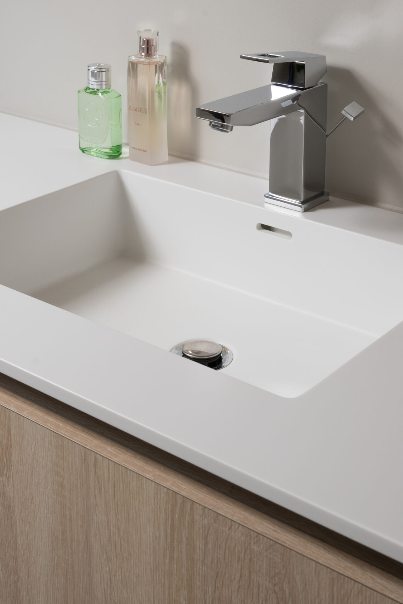 Dubbele lavabo met keramische wastafels en Hansgrohe opbouwkranen te Zandvoorde