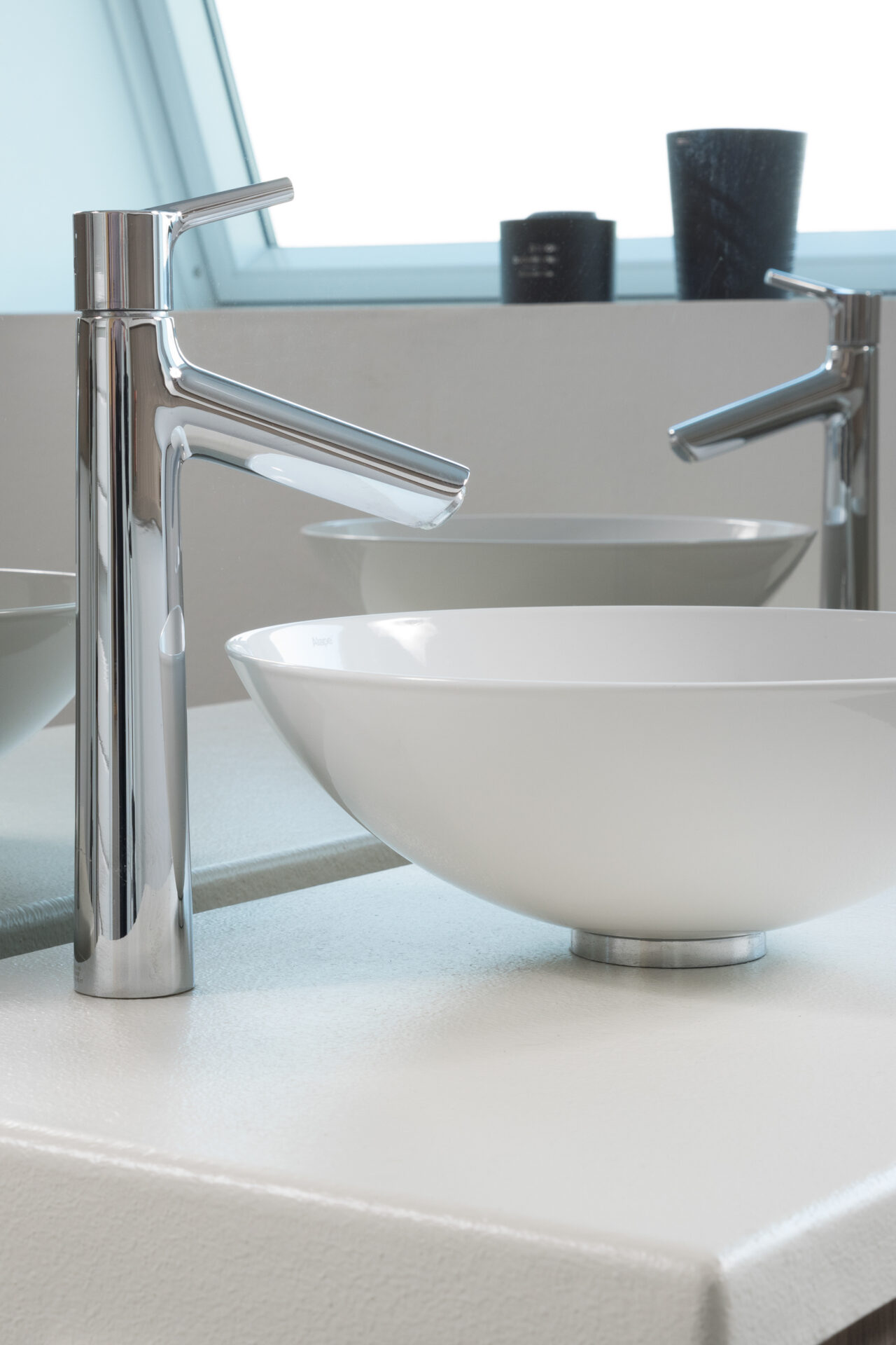 Dubbele lavabo met keramische wastafels en Hansgrohe opbouwkranen te Zandvoorde