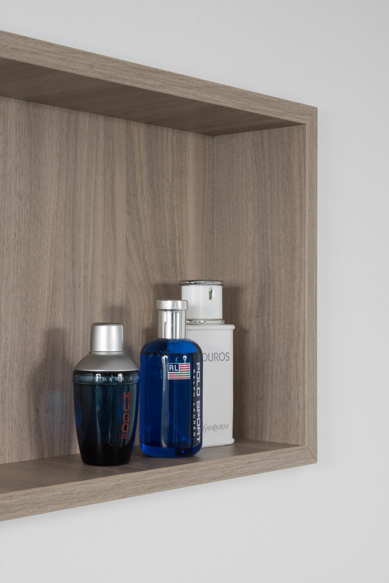 Open ruimte voor verzorgingsproducten in gezinsbadkamer te Zandvoorde