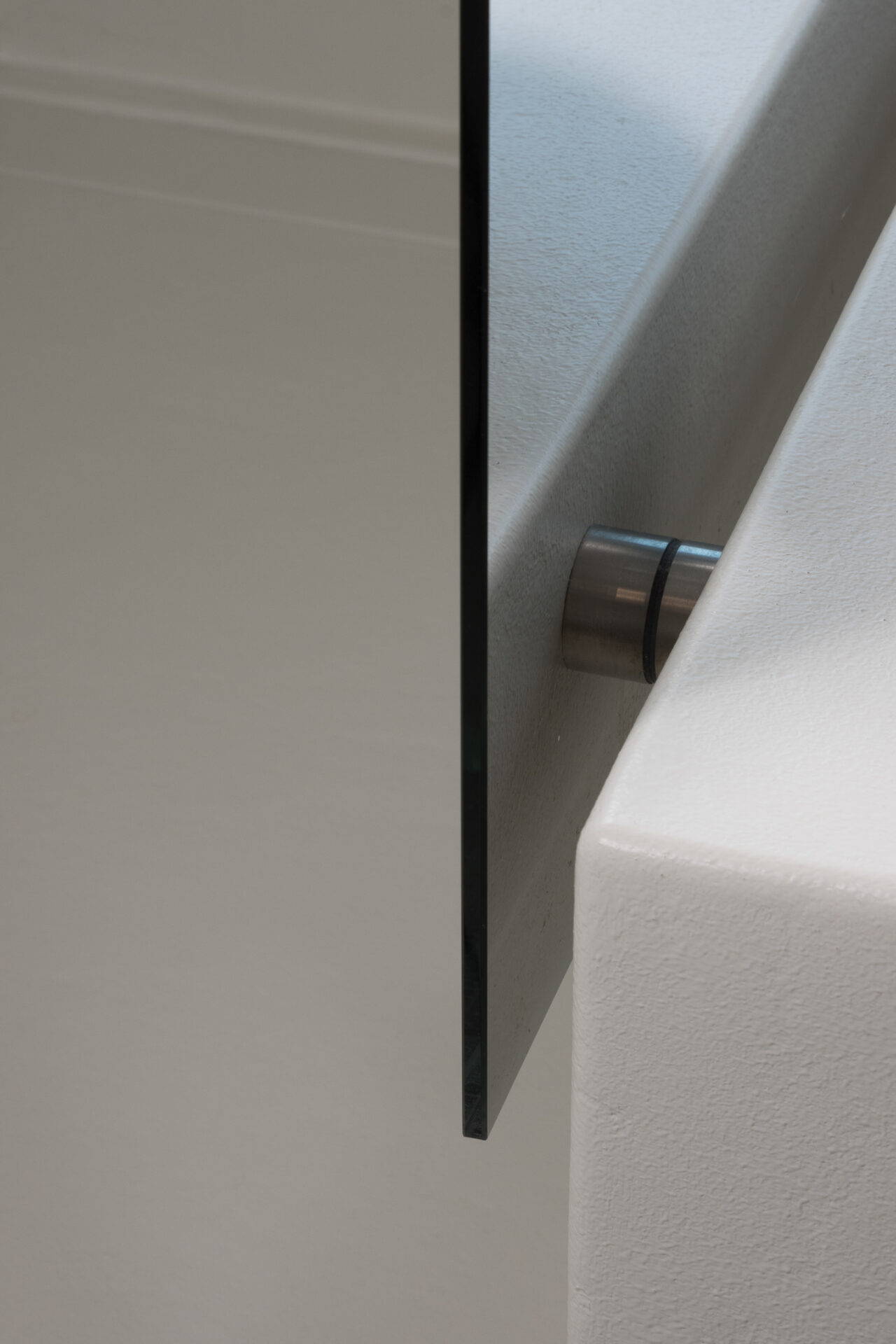 Doorkijkspiegel met siliconevrije montage in Voegloze Badkamer te Zandvoorde