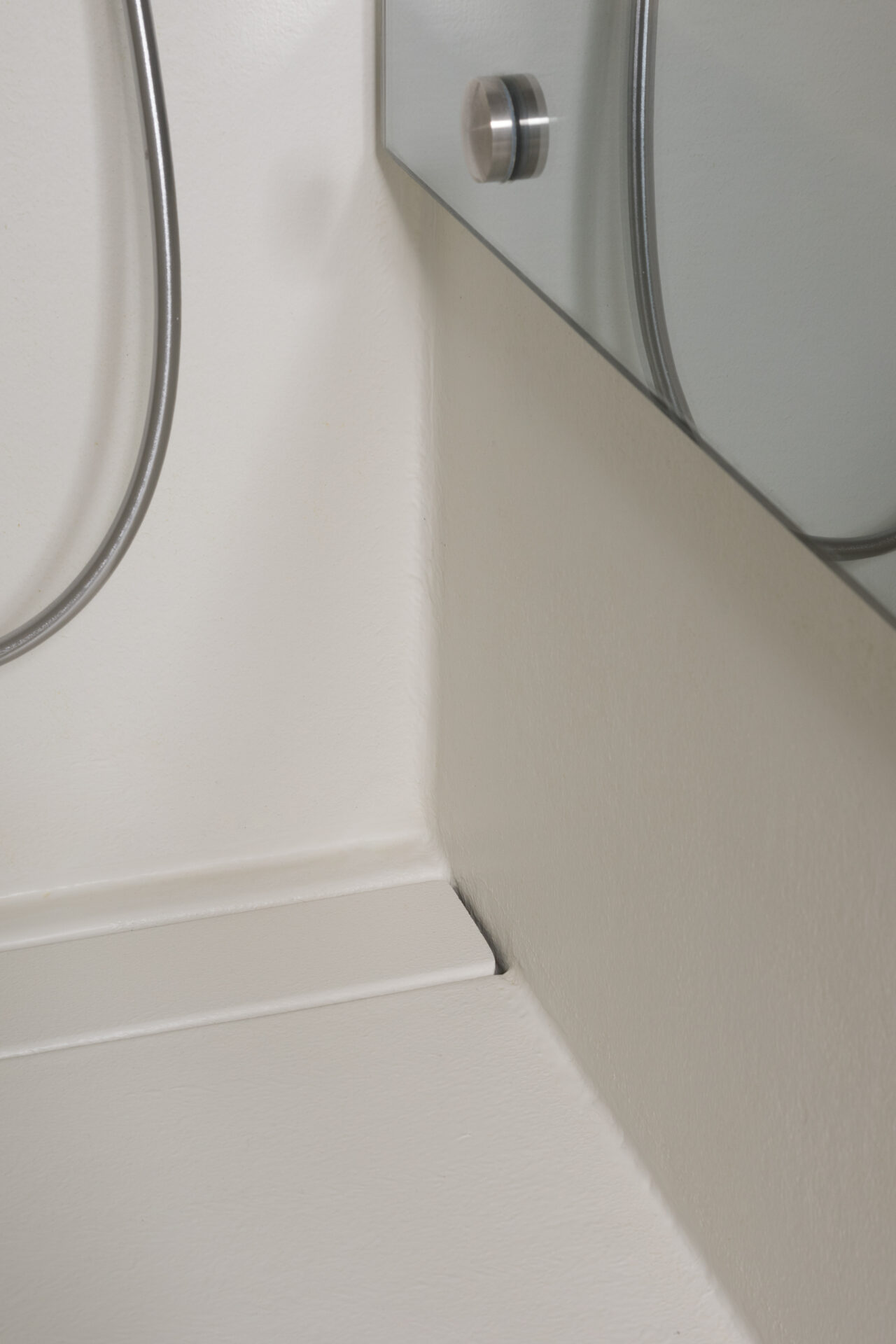 Naadloze Polycoat afwerking RAL 9010 in natte zone op zolder te Zandvoorde