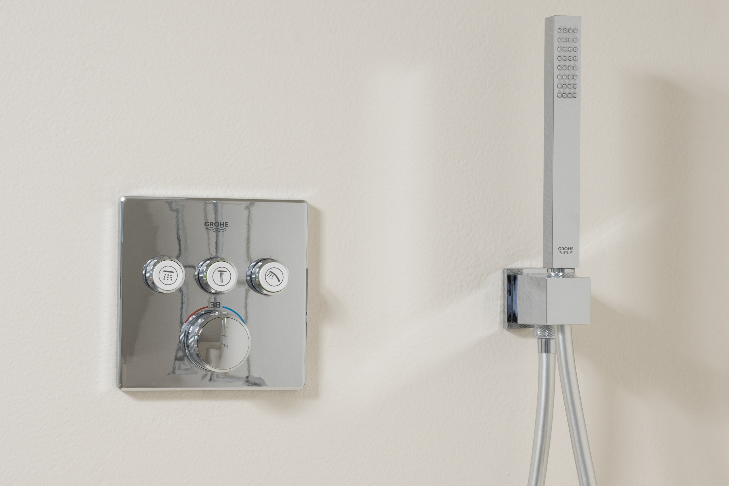 Ruime inloopdouche met plafondgemonteerde Hansgrohe regendouche te Zandvoorde