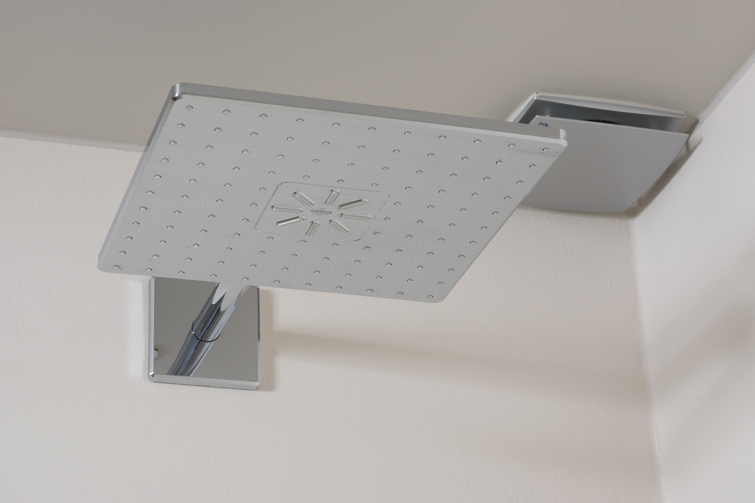 Ruime inloopdouche met plafondgemonteerde Hansgrohe regendouche te Zandvoorde
