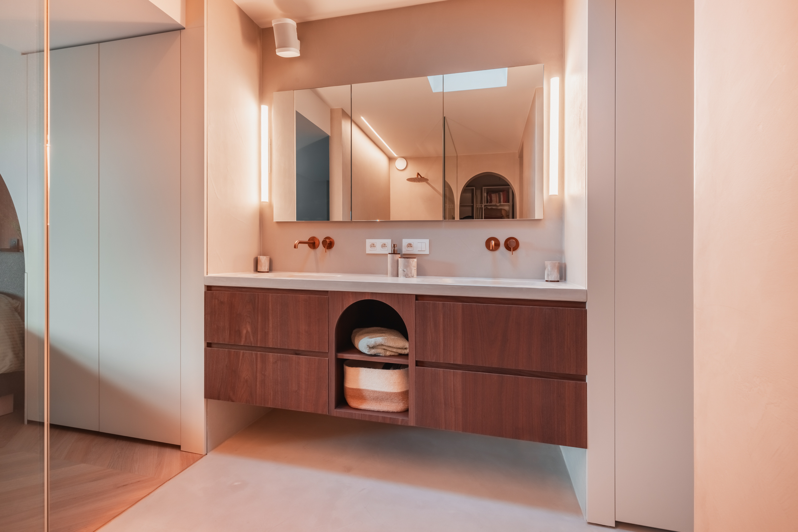 Architecturale ensuite badkamer in Polynature Sea Shore te Evergem in regio Gent