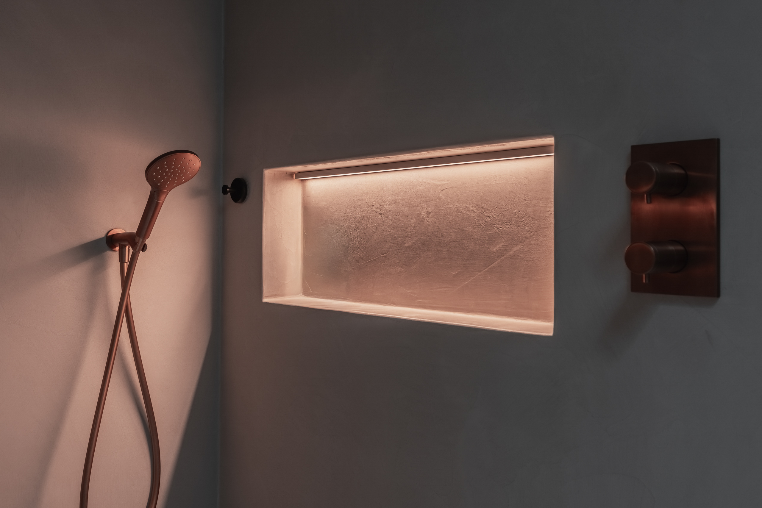 Architecturaal lijnenspel in open ensuite badkamer te Evergem