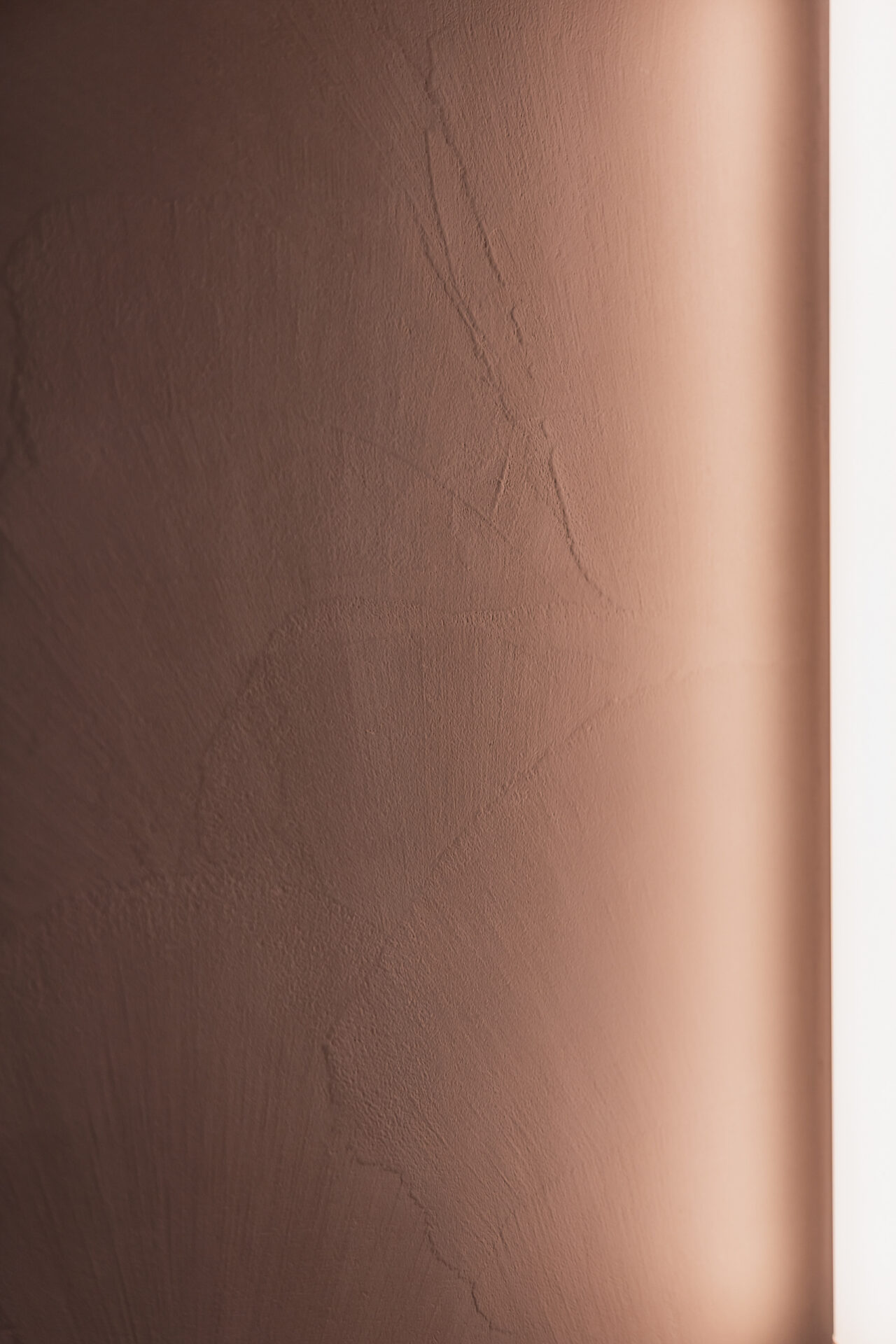 Polynature Sea Shore met warme mortex look in ensuite badkamer te Evergem