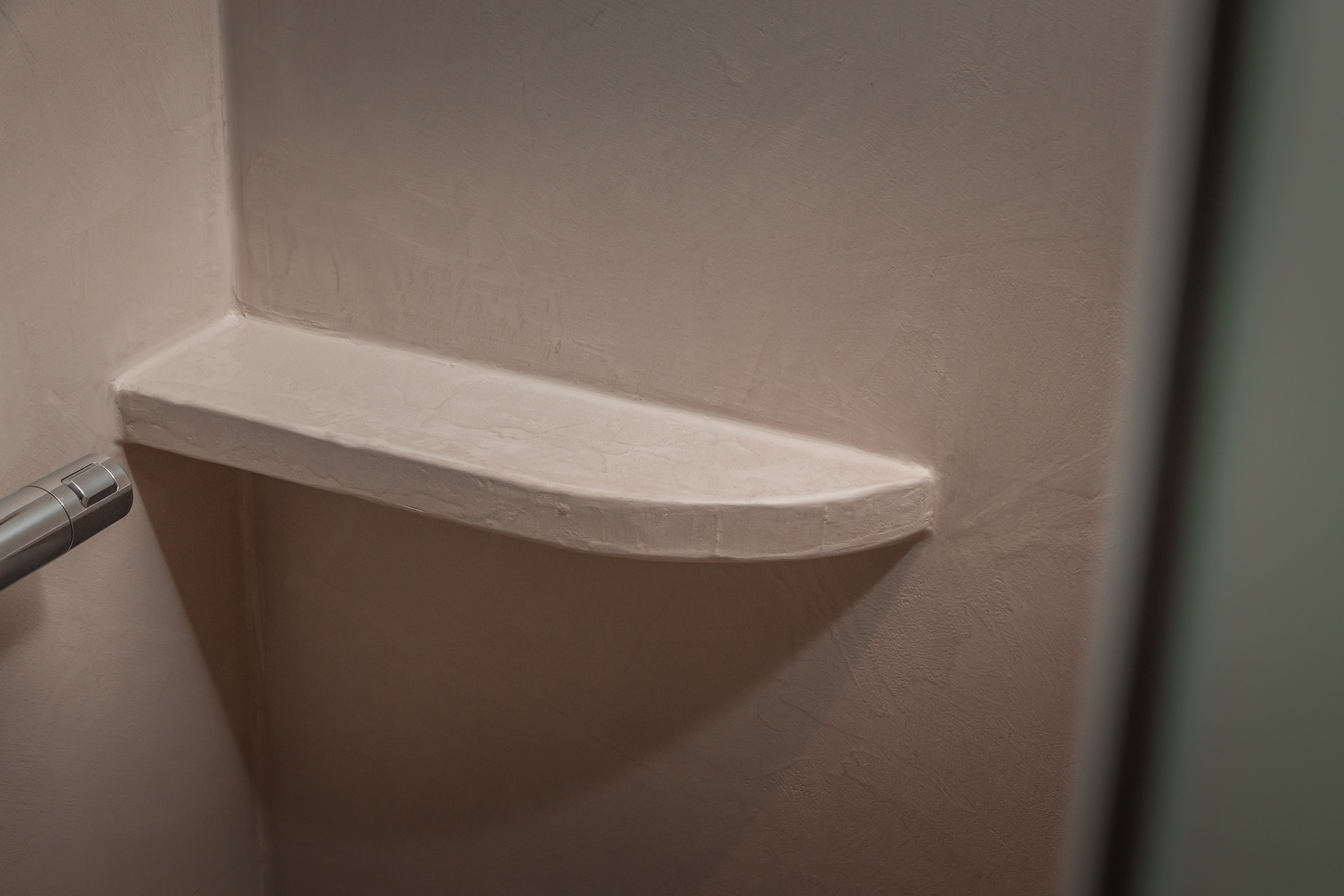 Naadloze minerale coating zonder voegen in badkamer te Evergem
