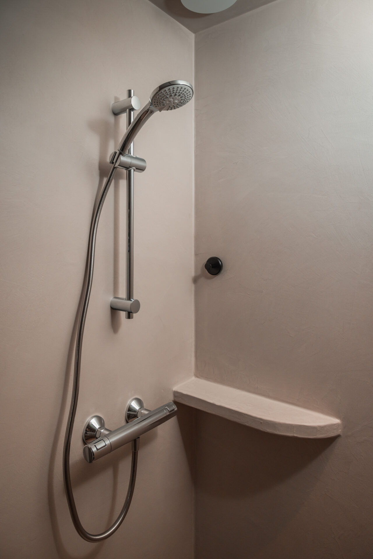 Open voegloze ensuite badkamer visueel verbonden met aanpalende ruimtes te Evergem