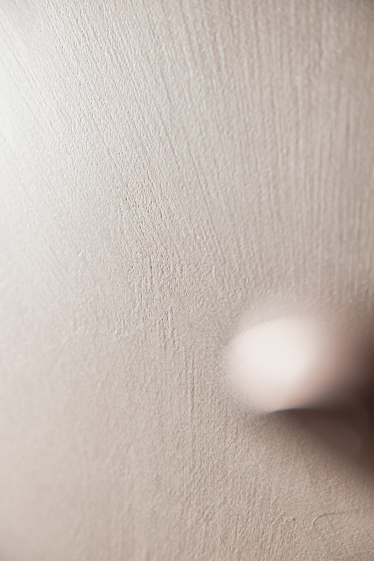 Polynature Sea Shore met warme mortex look in ensuite badkamer te Evergem