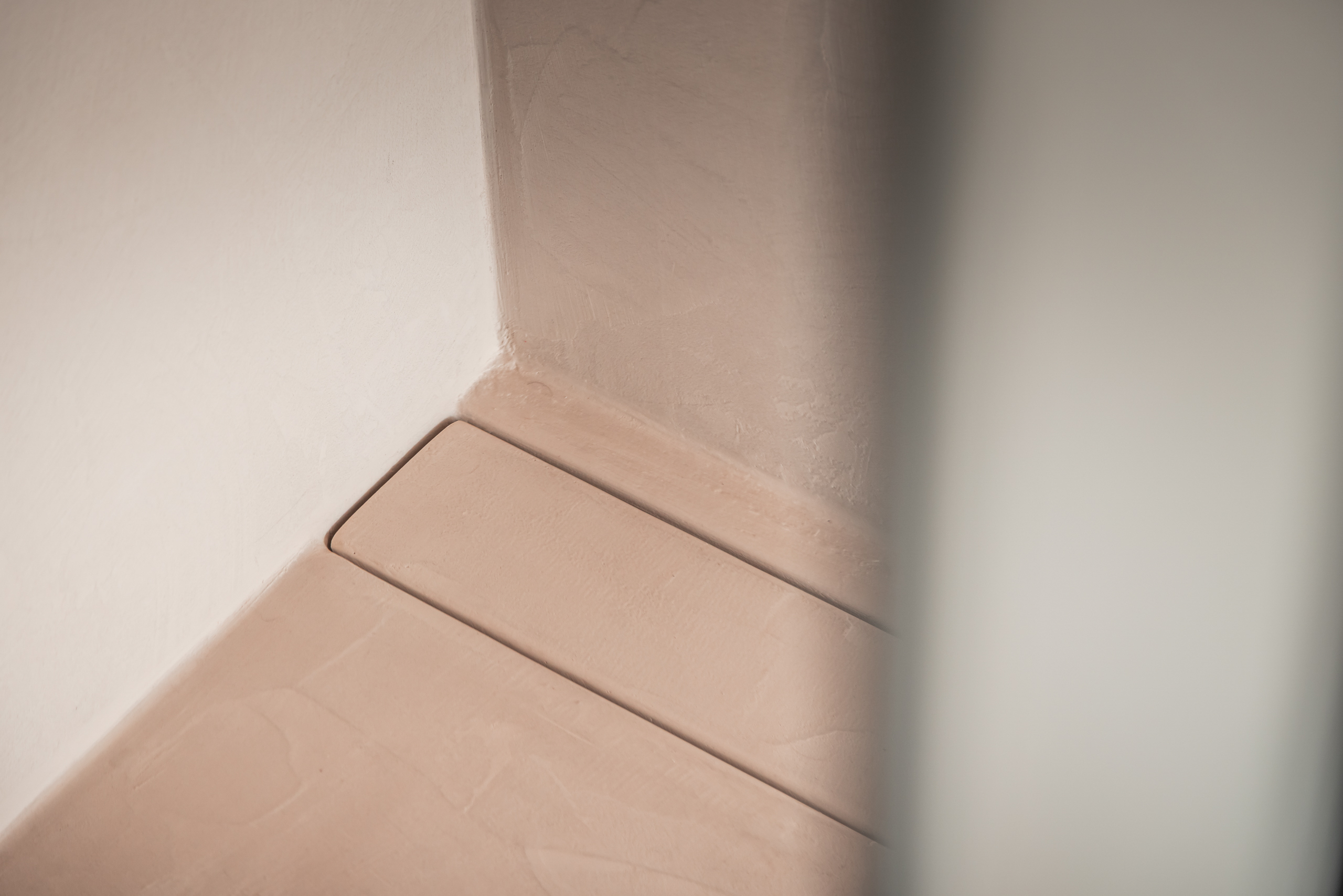 Warme verfijnde mortex uitstraling in ensuite badkamer te Evergem
