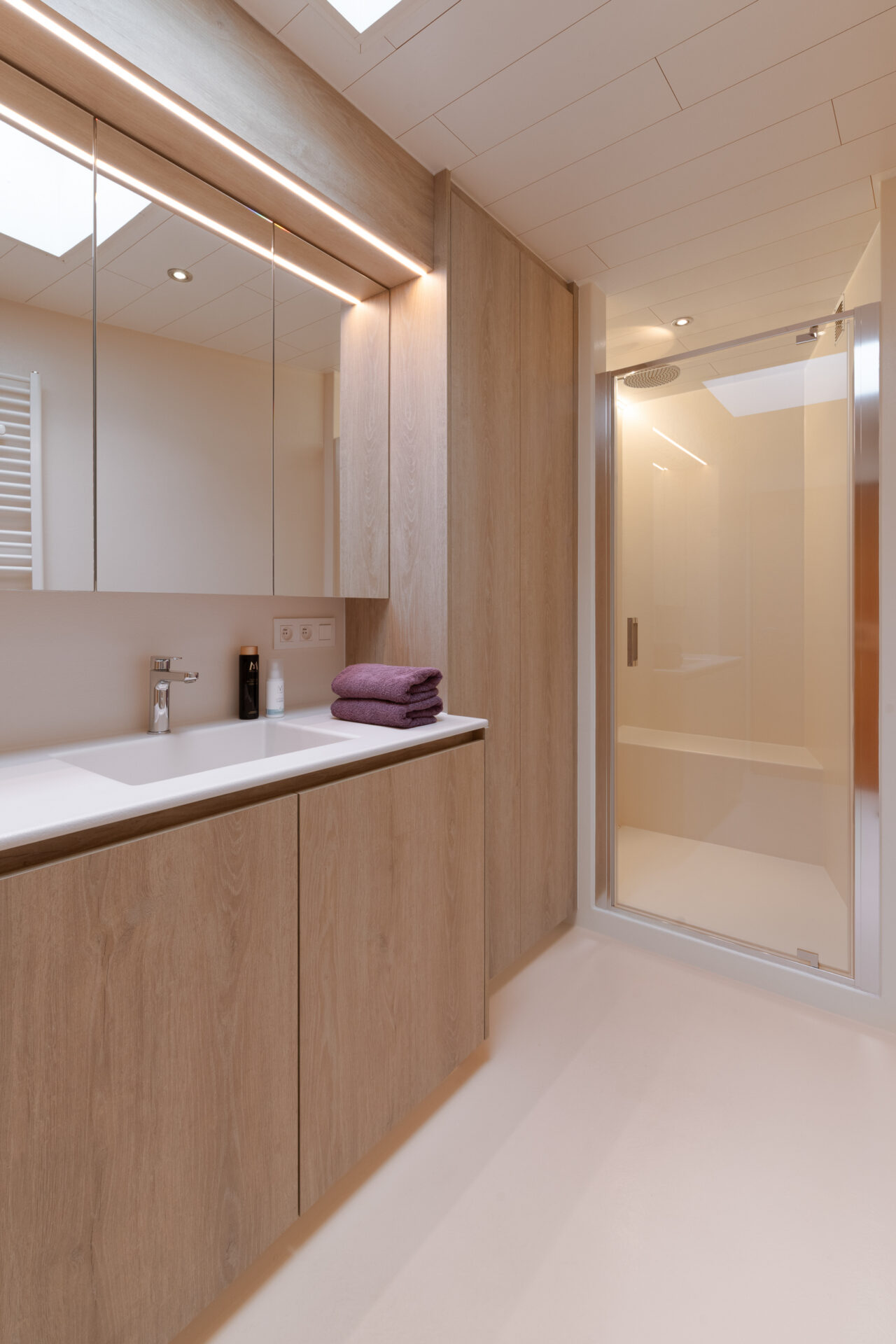 Totaalbeeld van de voegloze polyester badkamerrenovatie in Lauwe met Polycoat afwerking